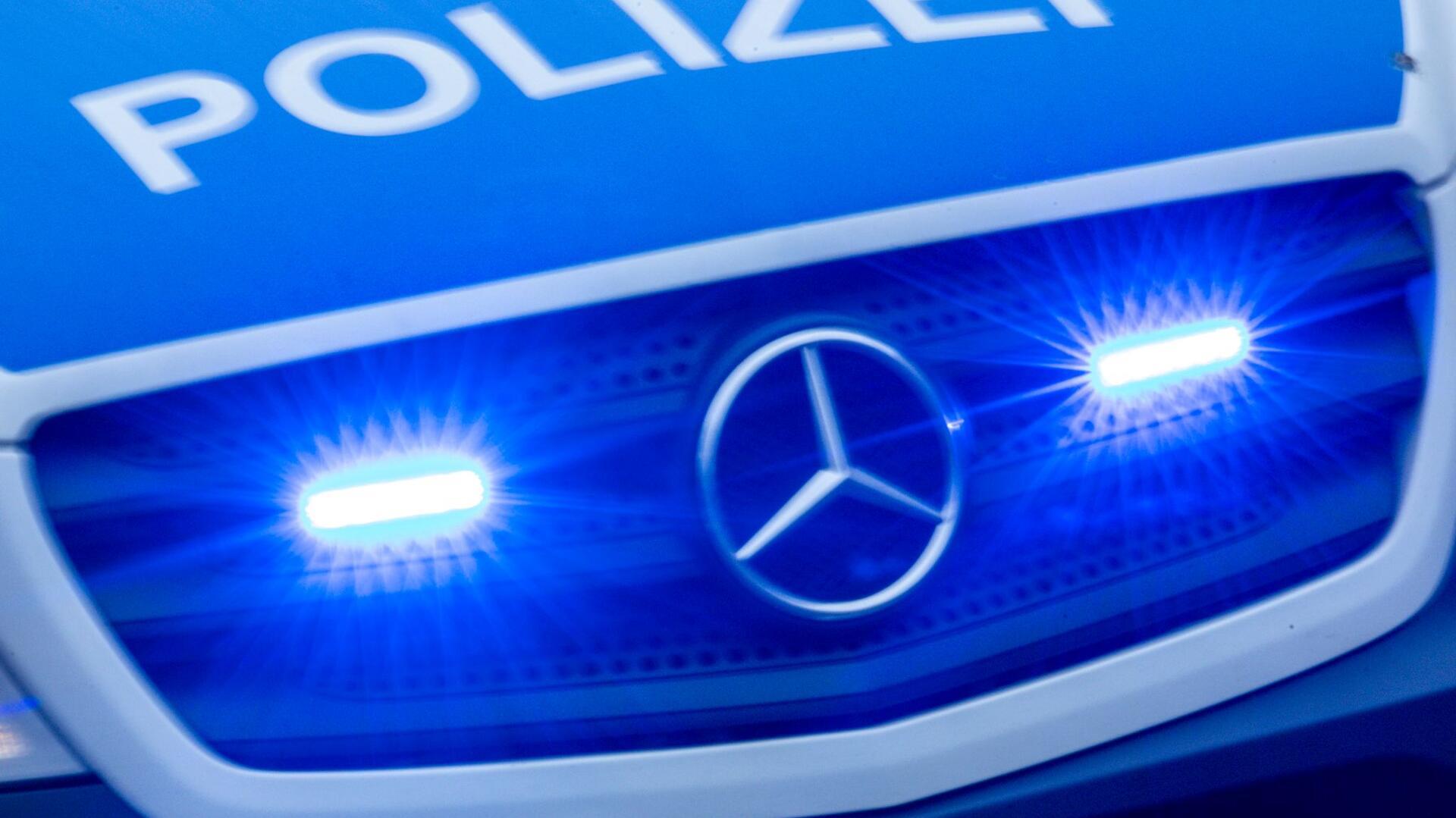 Ein Einsatzfahrzeug der Polizei fährt mit Blaulicht. 