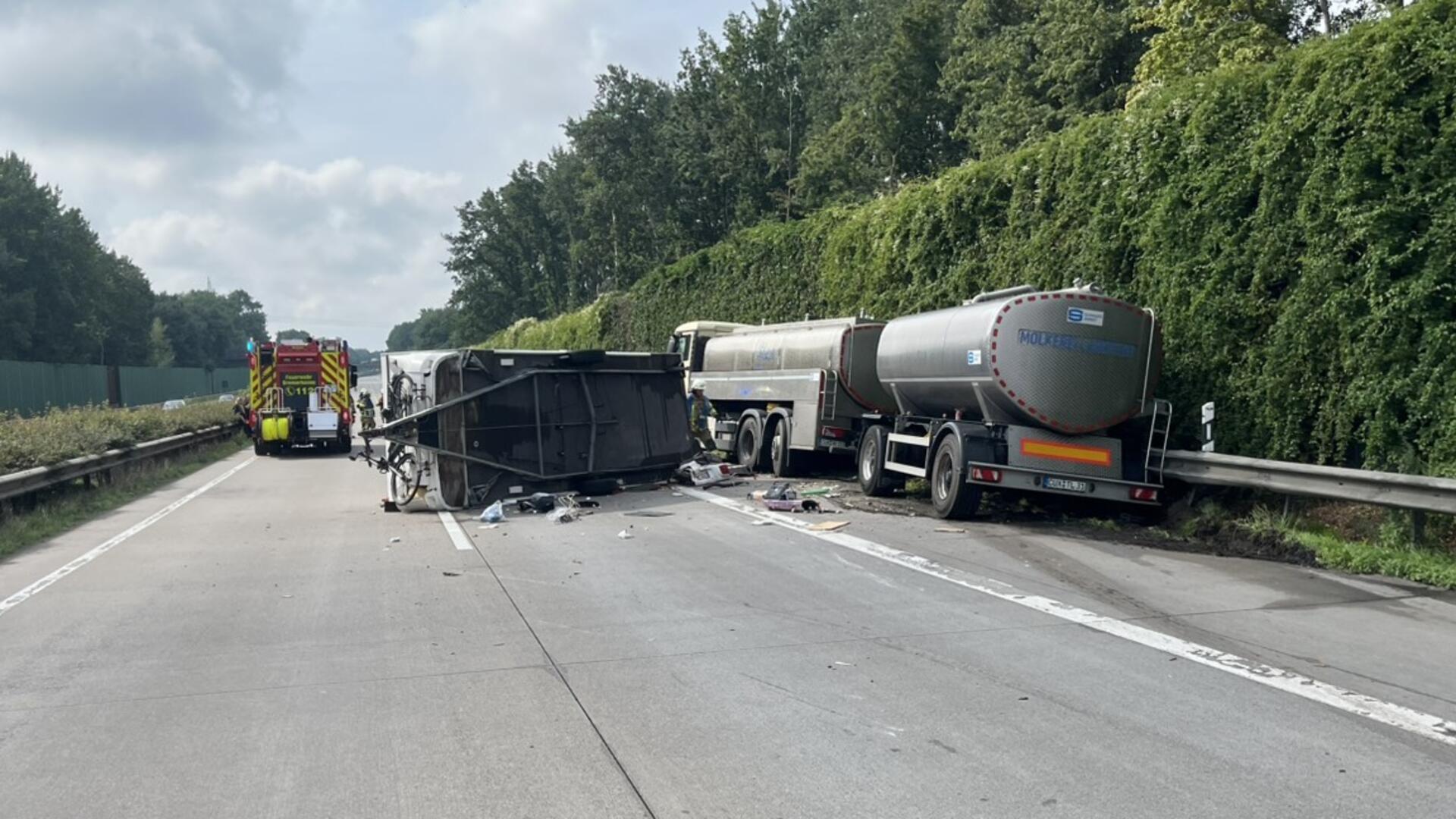 Unfall auf einer Autobahn. 