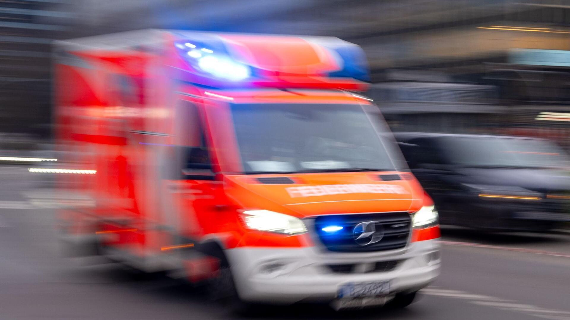 Ein Rettungswagen der Feuerwehr fährt mit Blaulicht zum Einsatz.