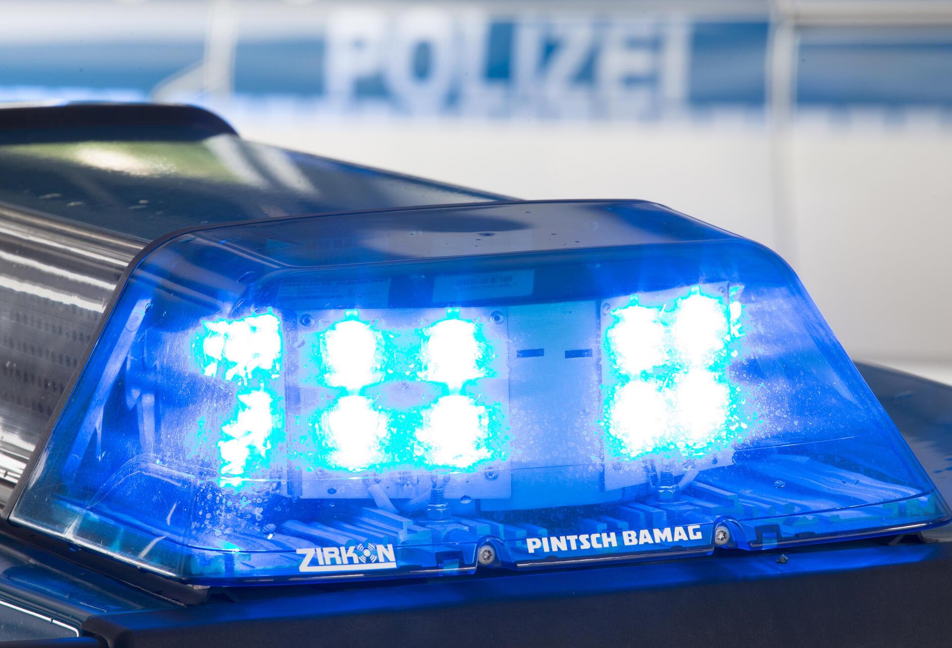 ARCHIV - 26.07.2015, Niedersachsen, Osnabrück: Ein Blaulicht leuchtet auf dem Dach eines Polizeiwagens. (zu dpa: «Vier Verletzte bei Unfall») Foto: Friso Gentsch/dpa +++ dpa-Bildfunk +++