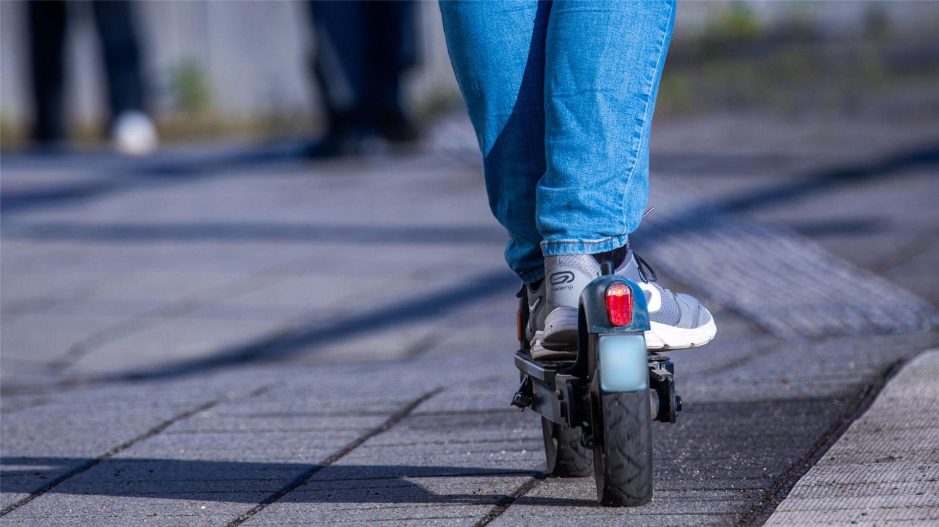  Ein Reisender fährt mit seinem E-Scooter über den Bahnsteig.  Nach einem Zusammenstoß mit einem E-Scooter erlitt eine 88-Jährige in Bremerhaven einen Knochenbruch – der Fahrer flüchtete. Die Polizei bittet um Zeugenhinweise.