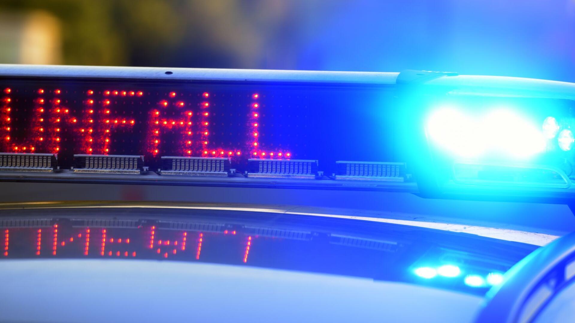 Schriftzug "Unfall" auf einem Polizeiauto. Nach einem schweren nächtlichen Unfall in Lehe sucht die Bremerhavener Polizei den flüchtigen Fahrer eines silbergrauen BMW. Zwei Personen wurden schwer verletzt.