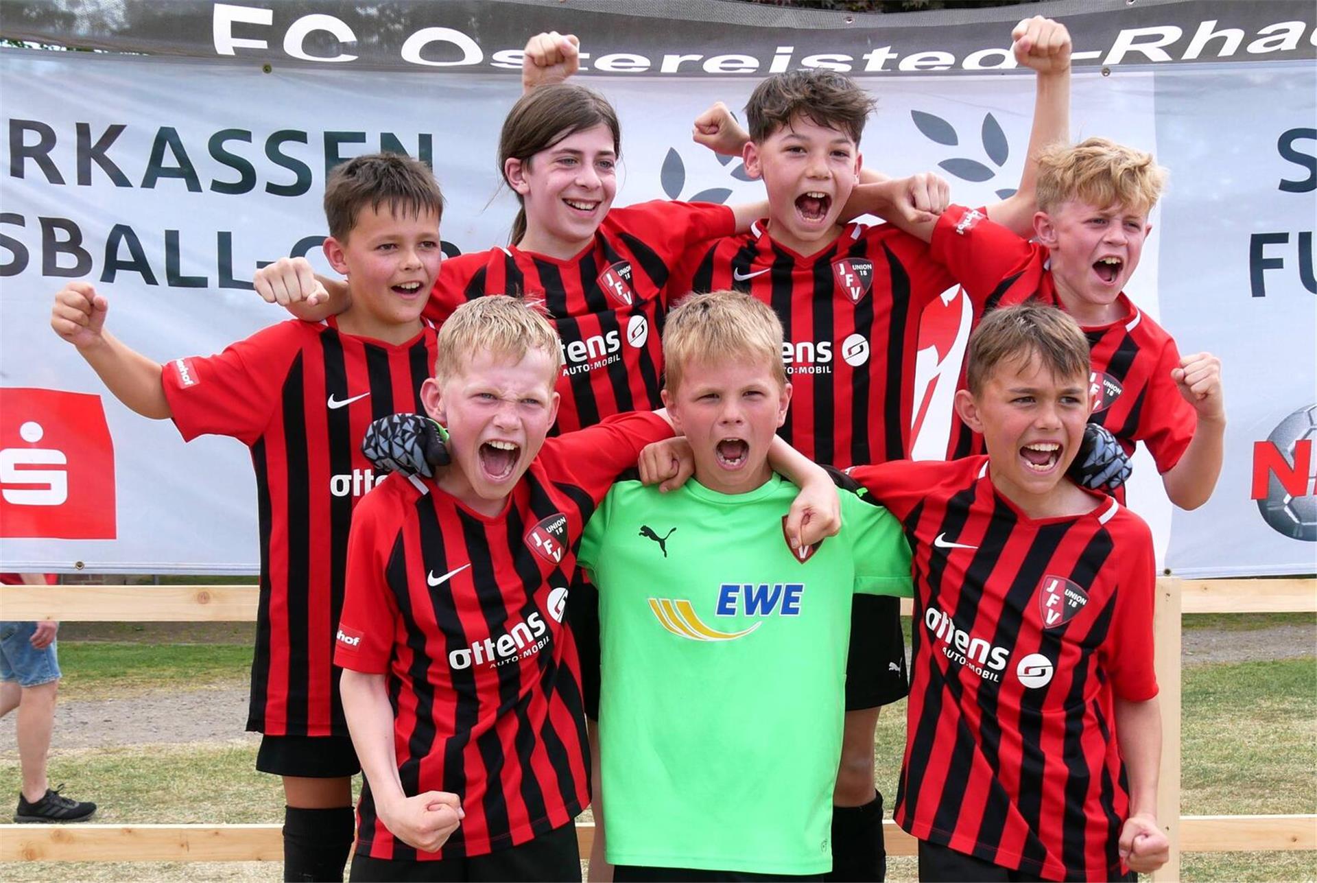 Nach einem spannenden Finale setzte sich die Mannschaft des JFV Union 18 im Penaltyschiessen gegen die U11 des Heeslinger SC durch.