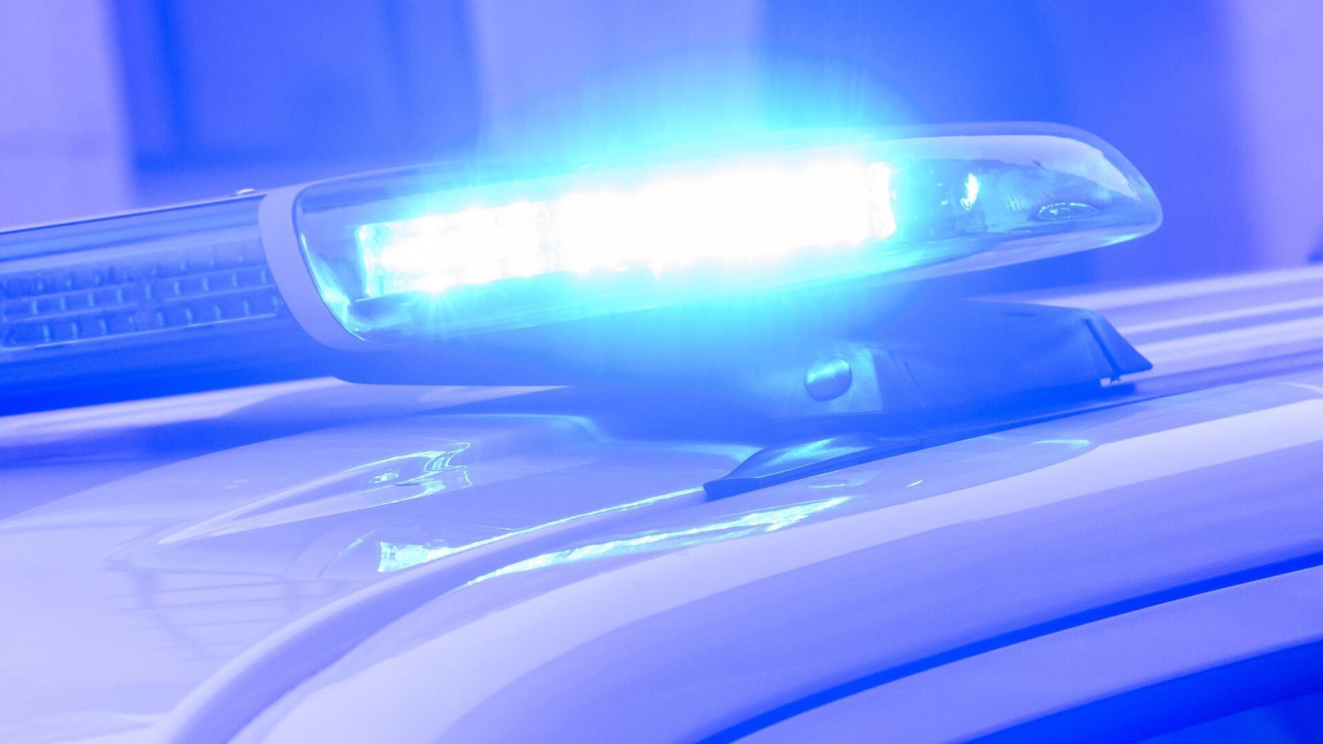 Blaulicht der Polizei. Nach einer Graffiti-Schmiererei an der Gaußschule II in Bremerhaven-Lehe bittet die Polizei um Zeugenhinweise. 