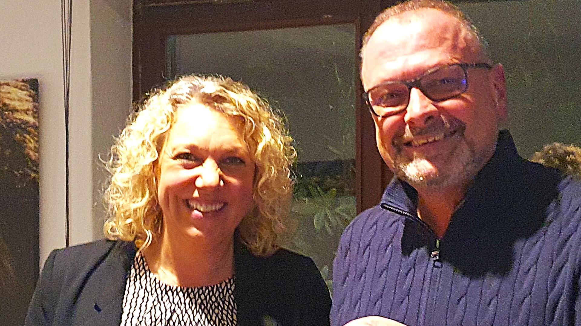 Eine Frau und ein Mann gucken in die Kamera.