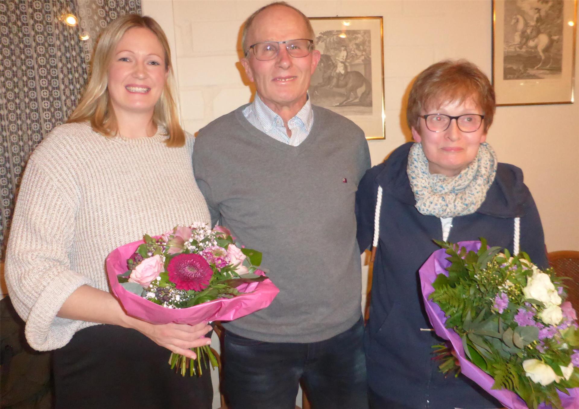 Nach jahrelangem Engagemnet verabschiedete Vereinsvorsitzender Hermann Winkelmann Anna Vogeler (links) Marita Voss (rec hts) aus dem Vorstand des Reitsvereins Selsingen.