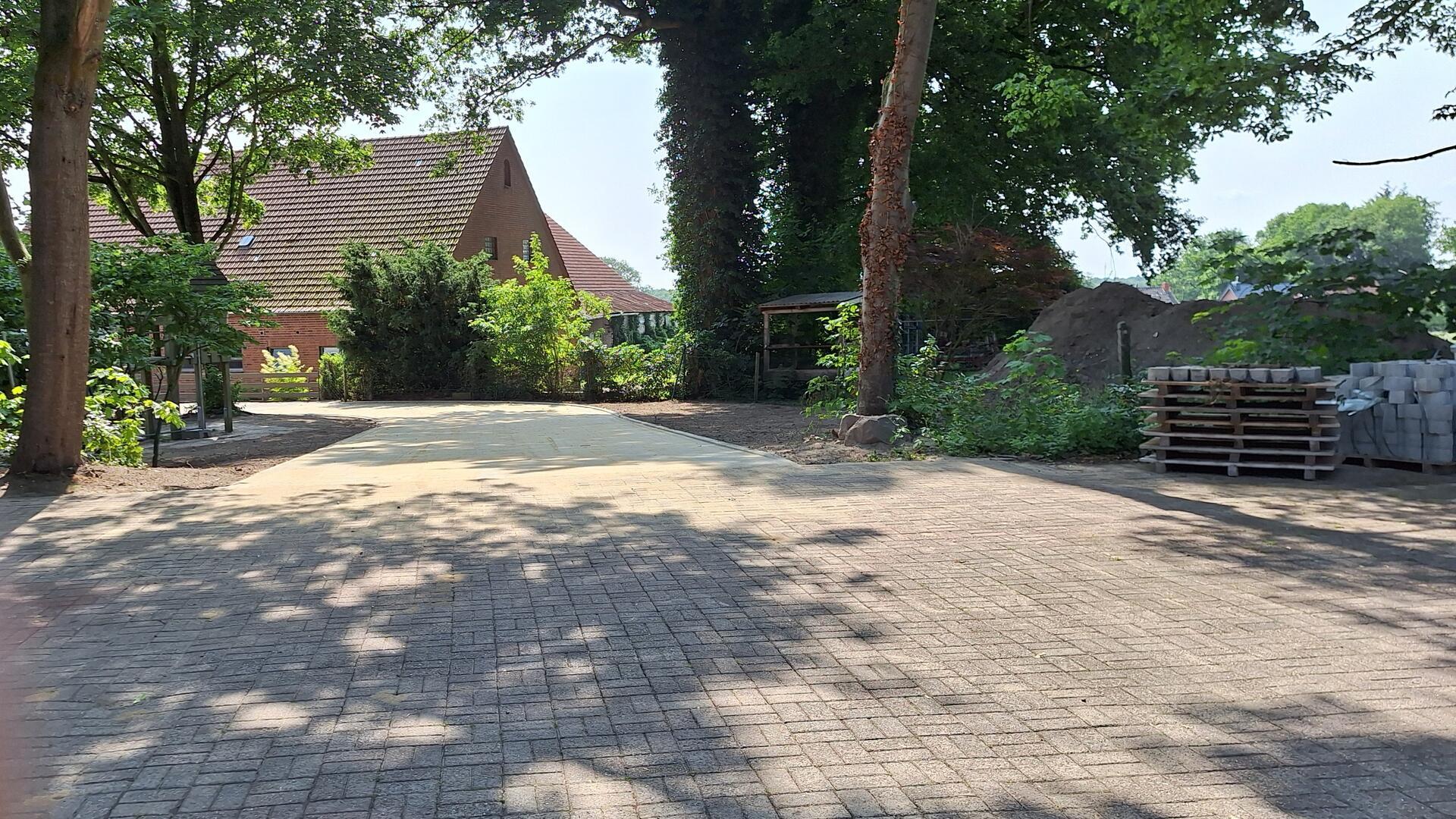 Nach langer Planung wird die Zufahrt zum Gemeindehaus jetzt neu gestaltet.