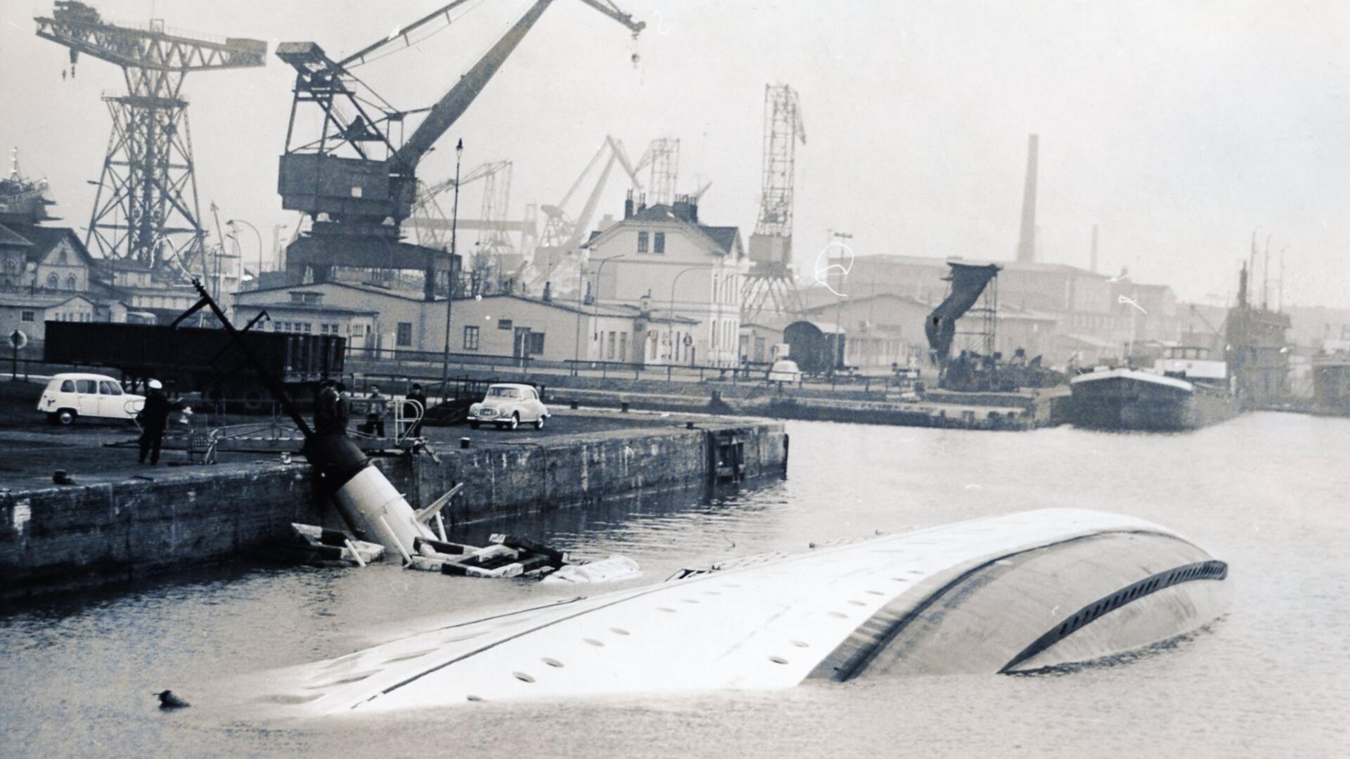 Die "Bremerhaven" liegt im Hafen auf der Seite. 
