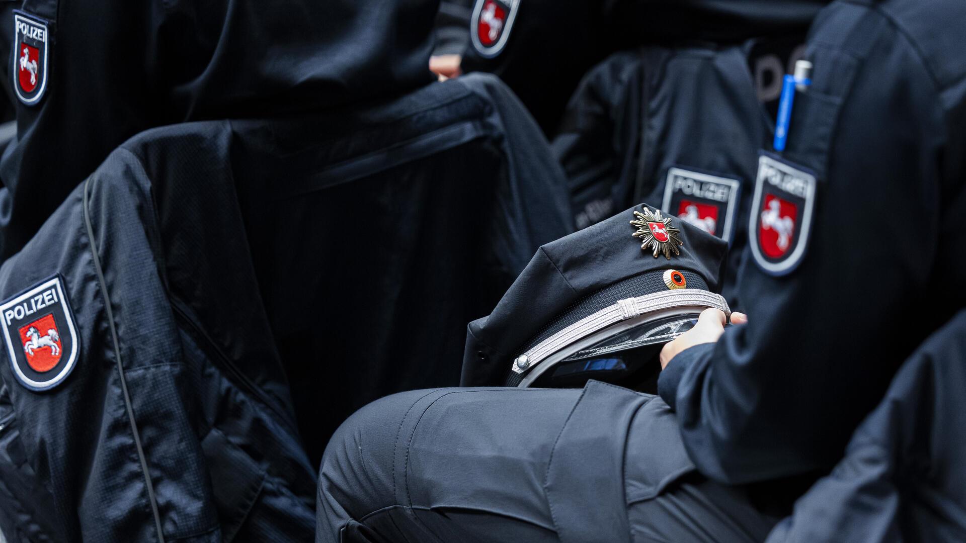 Nachdem eine Studie der Polizeiakademie Niedersachsen 2021/22 ergeben hatte, dass Entscheidungen durchaus neben der Erfahrung auch von Stereotypen geprägt sind, gibt es nun eine Förderung interkultureller Kompetenzen.