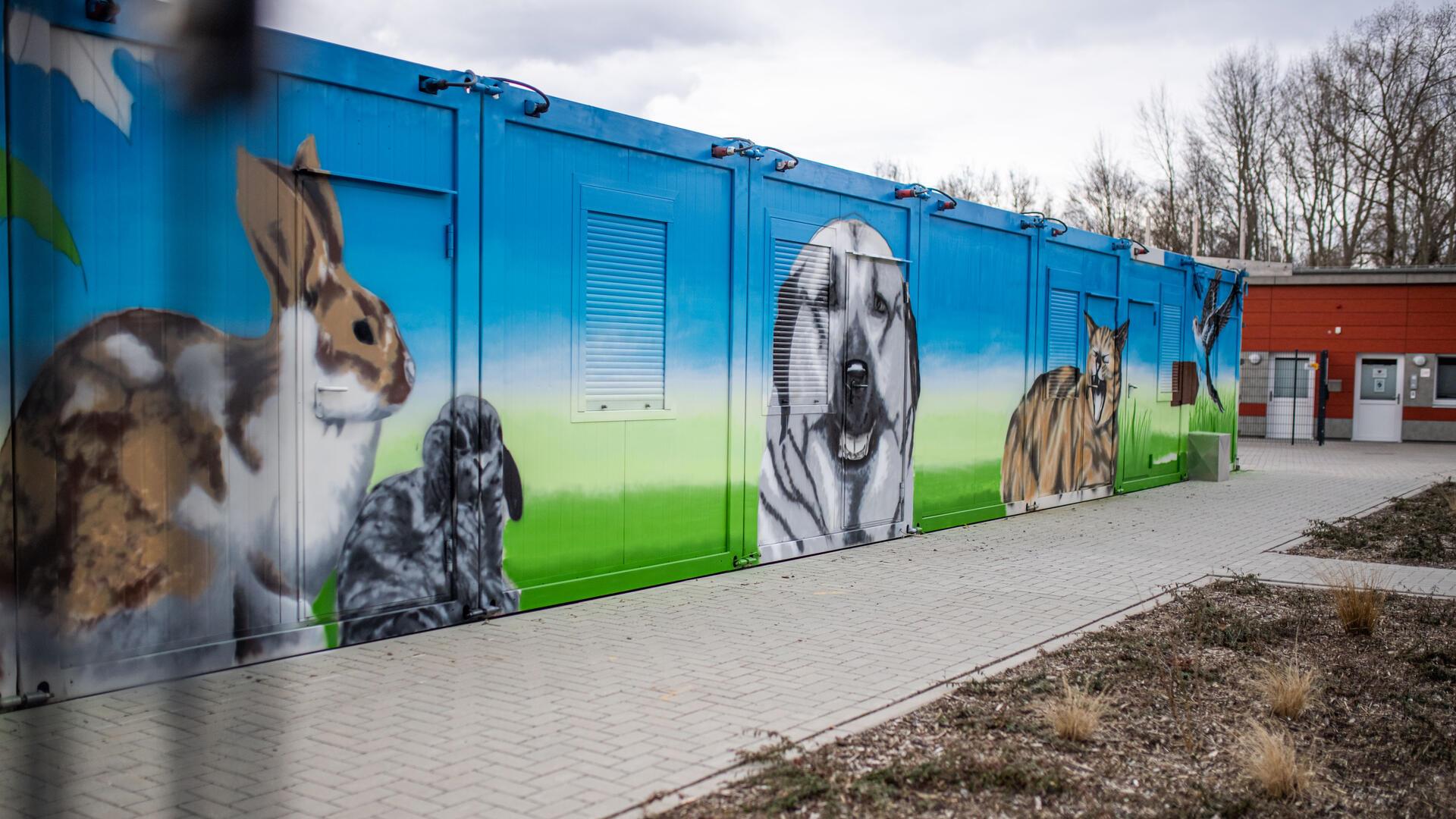 Ein Graffiti an der Fassade des Tierheims Bremerhaven zeigt verschiedene Haustiere.  