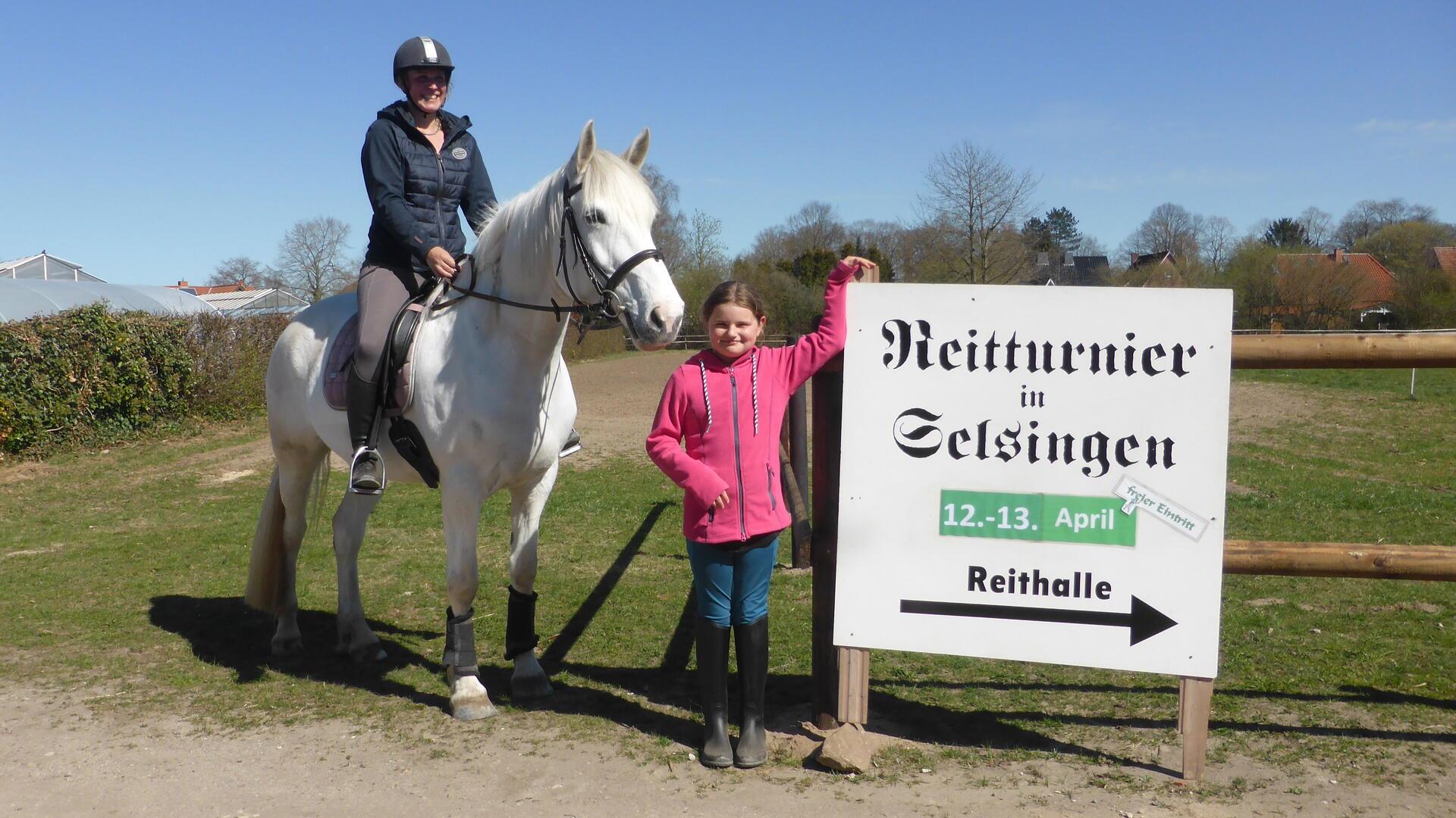Nadine Irrgang mit ihrem Pferd Darling und Anna Bornemann haben fleißig trainiert und freuen sich auf ihre Prüfungen am kommenden Wochenende. 