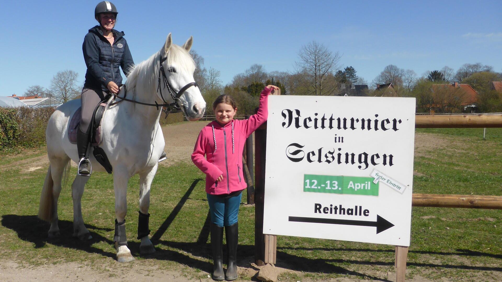 Nadine Irrgang mit ihrem Pferd Darling und Anna Bornemann haben fleißig trainiert freuen sich auf ihre Prüfungen am kommenden Wochenende.