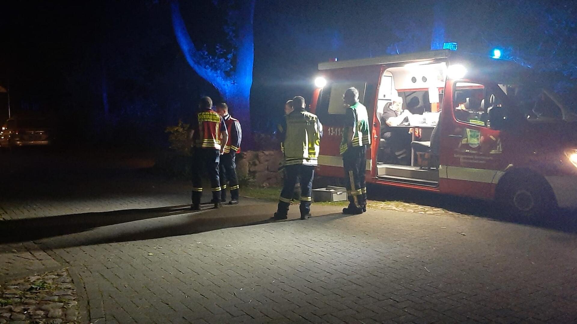 Nächtlicher Vollalarm: Doch noch vor Eintreffen der ersten Wehren konnte der Einsatz beendet werden, da der vermisste Junge in der Freizeit- und Begegnungsstätte wieder aufgetaucht ist.