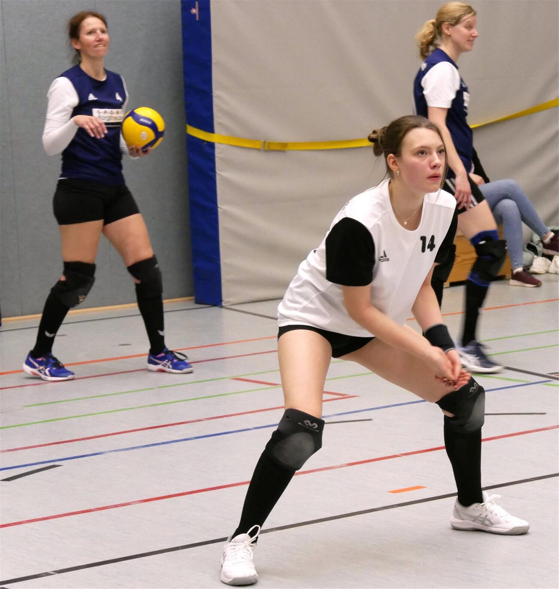 Aufstieg perfekt - Tarmstedts Volleyballerinnen spielen wieder Landesliga Nantje Schnackenberg spielt erst in der zweiten Saison bei den Frauen und war mit ihren gerade mal 17 Jahren die jüngste Tarmstedter Spielerin auf dem Feld.