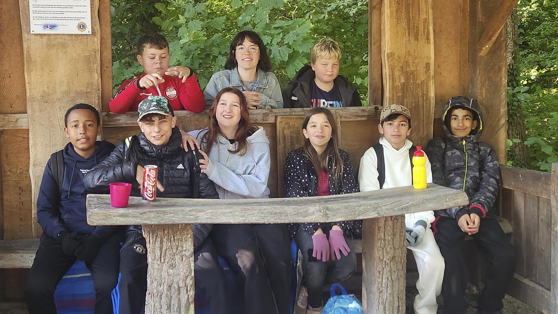 Abenteuer im Wald: Bremervörder Schüler stärken Zusammenhalt Natürlich blieb auch Zeit für eine Pause „unter Dach“.