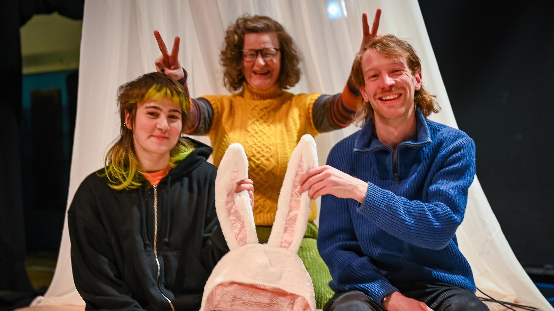Natürlich spielt das weiße Kaninchen bei der Aufführung „Alice im Wunderland“ im Jungen Theater eine wichtige Rolle. Doch Fen König (Musik, links), Bianca Sue Henne (Dramaturgie, hinten) und Felix Scheer (Regie) machen aus Alice ein Mädchen von heute.