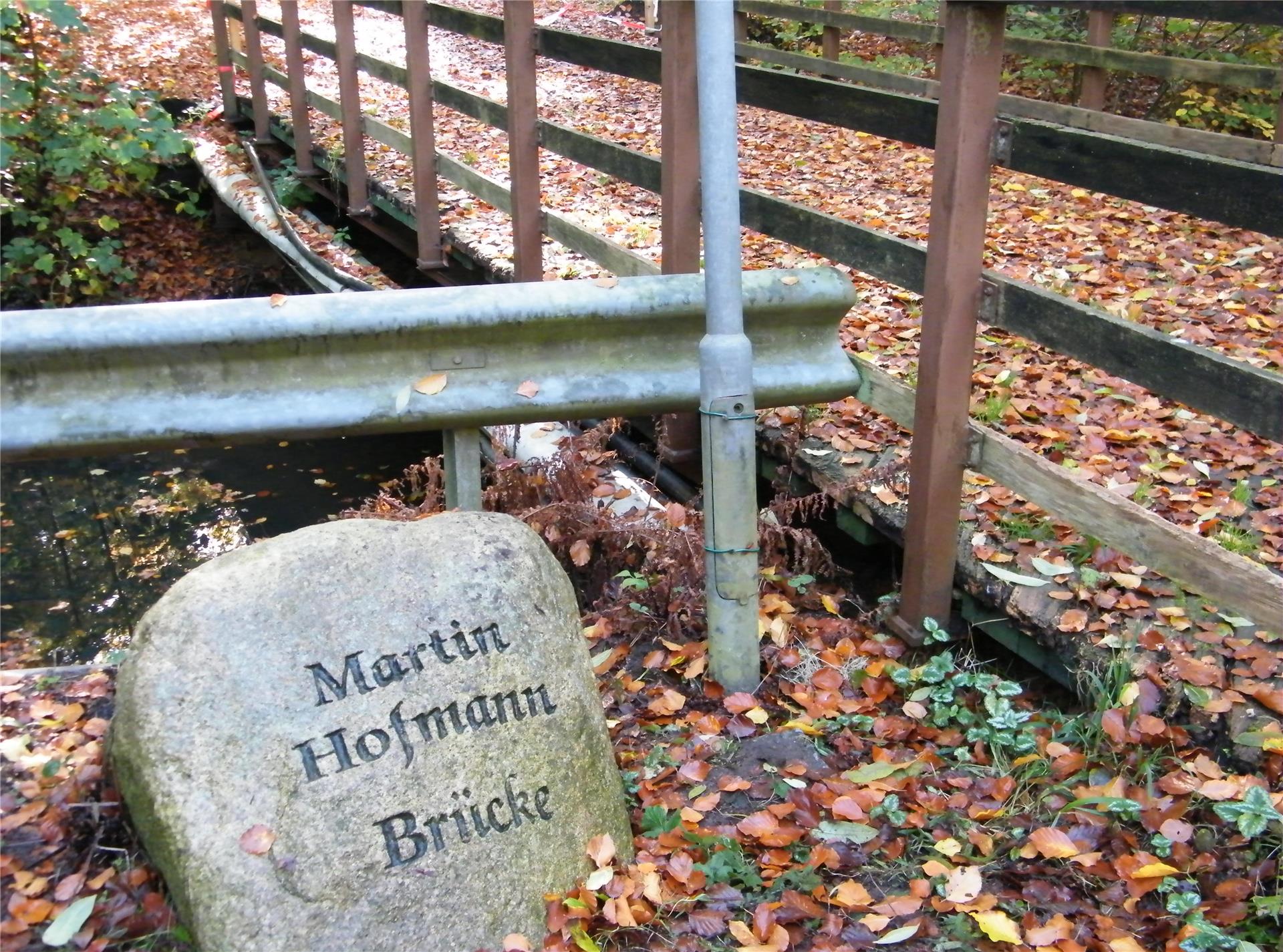 Neben der Mehde-Brücke auf der Schießstandseite liegt der Feldstein, der die Brücke als Martin-Hofmann-Brücke ausweist. Der Schützenbruder war vor rund 50 Jahren maßgeblich an der Brückensanierung beteiligt.
