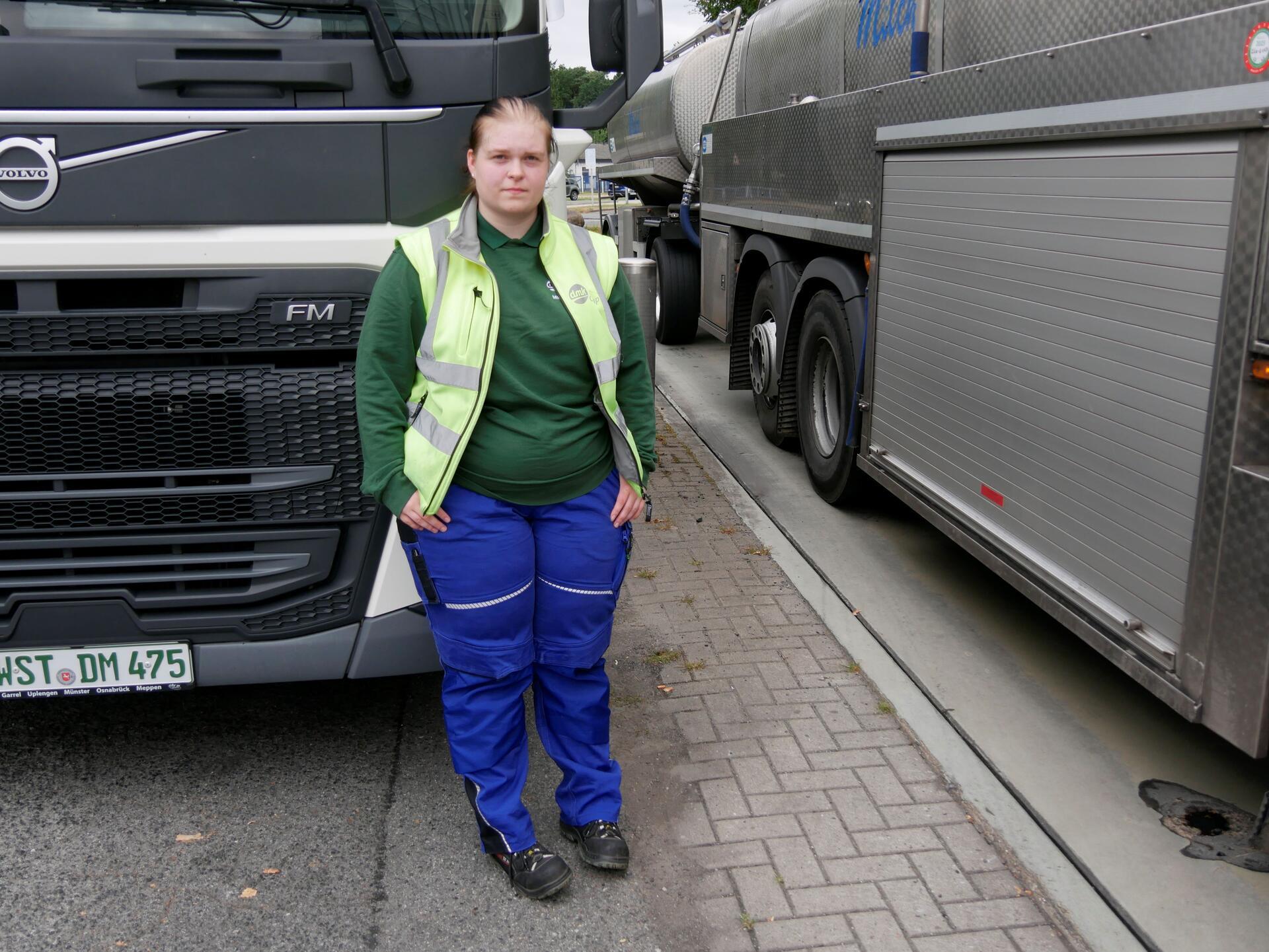 Nele Schneider steht zwischen den Milchlaster an der Waage bei DMK in Zeven. Mittlerweile ist sie im dritten Lehrjahr und schon fast ein alter Hase.