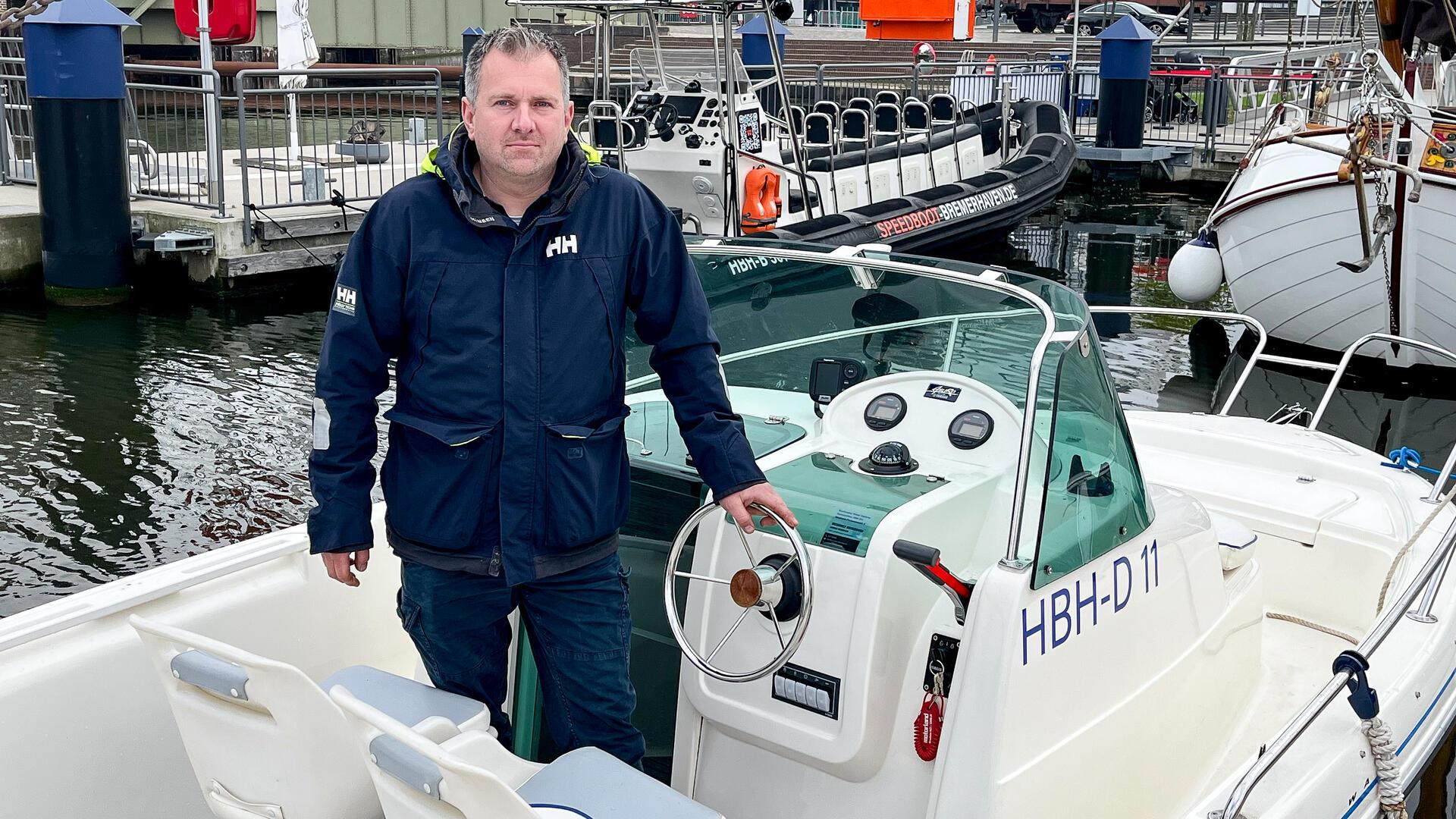 Ein Mann steht am Steuer eines Boots. Neu in Bremerhaven: Das Sportboot „Weser Explorer“ kann man mieten.