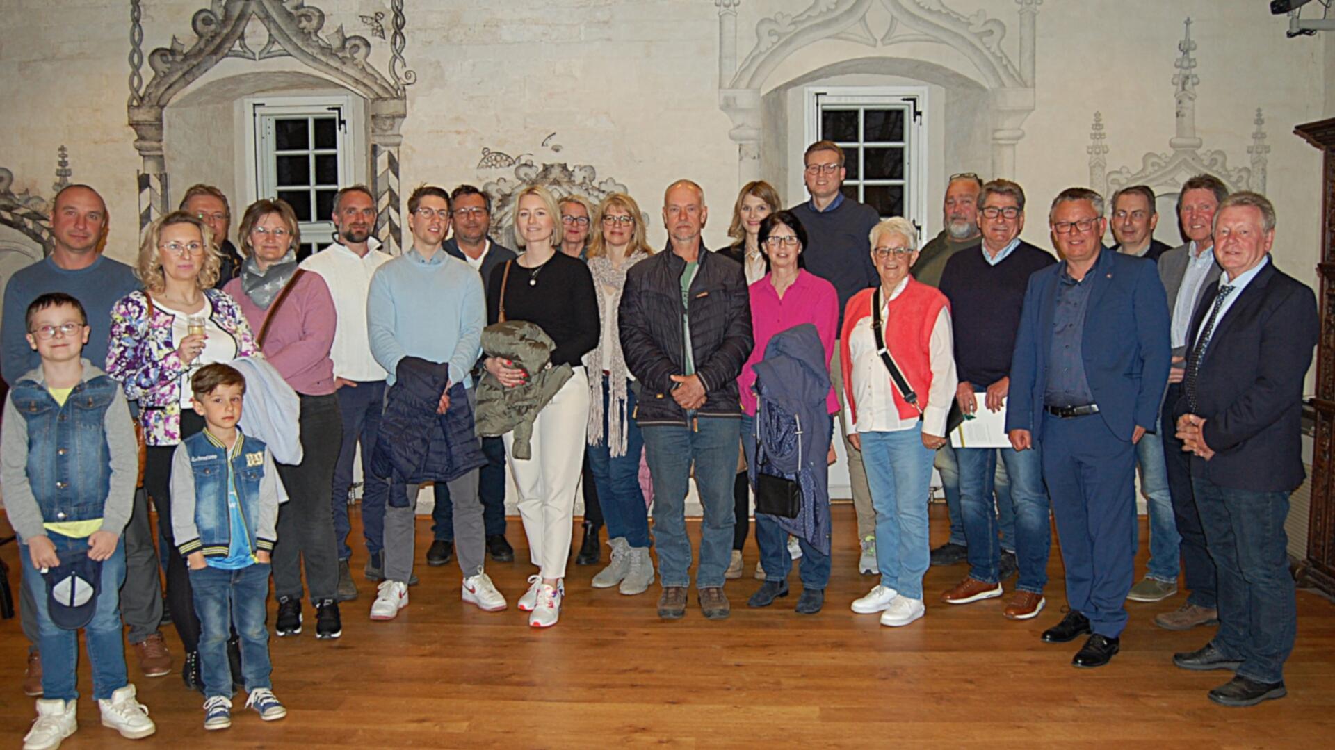 Ein Teil der Hagener Neubürgerinnen und Neubürger beim Empfang in der Burg zu Hagen