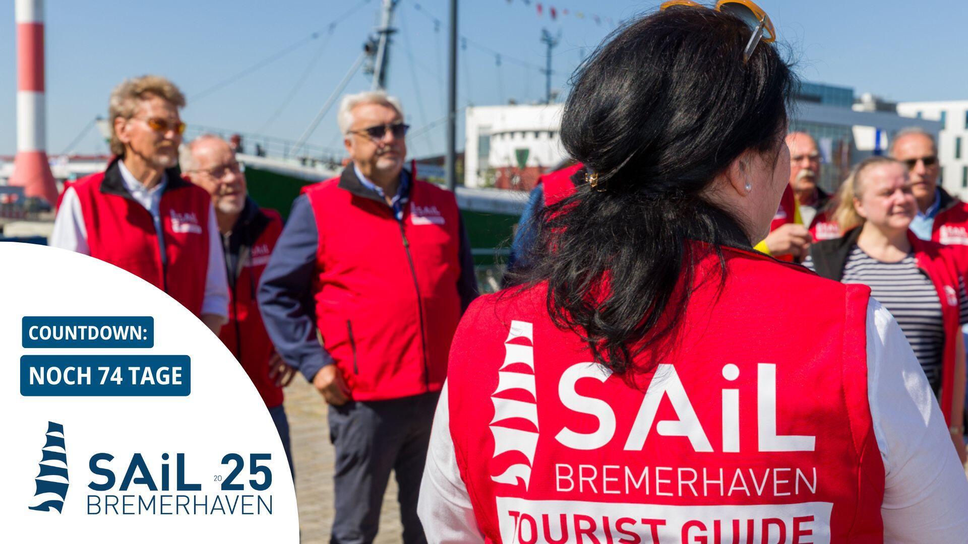 Neue Dienstkleidung für Bremerhavens Gästeführer: Auf ihren roten Westen werben sie für das Veranstaltungs-Highlight des Jahres, die Sail.