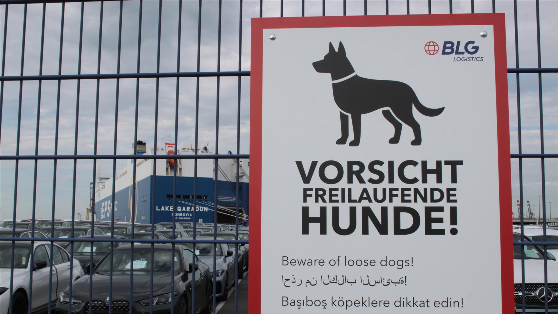 Neue Schilder im Überseehafen Bremerhaven werfen Fragen auf.