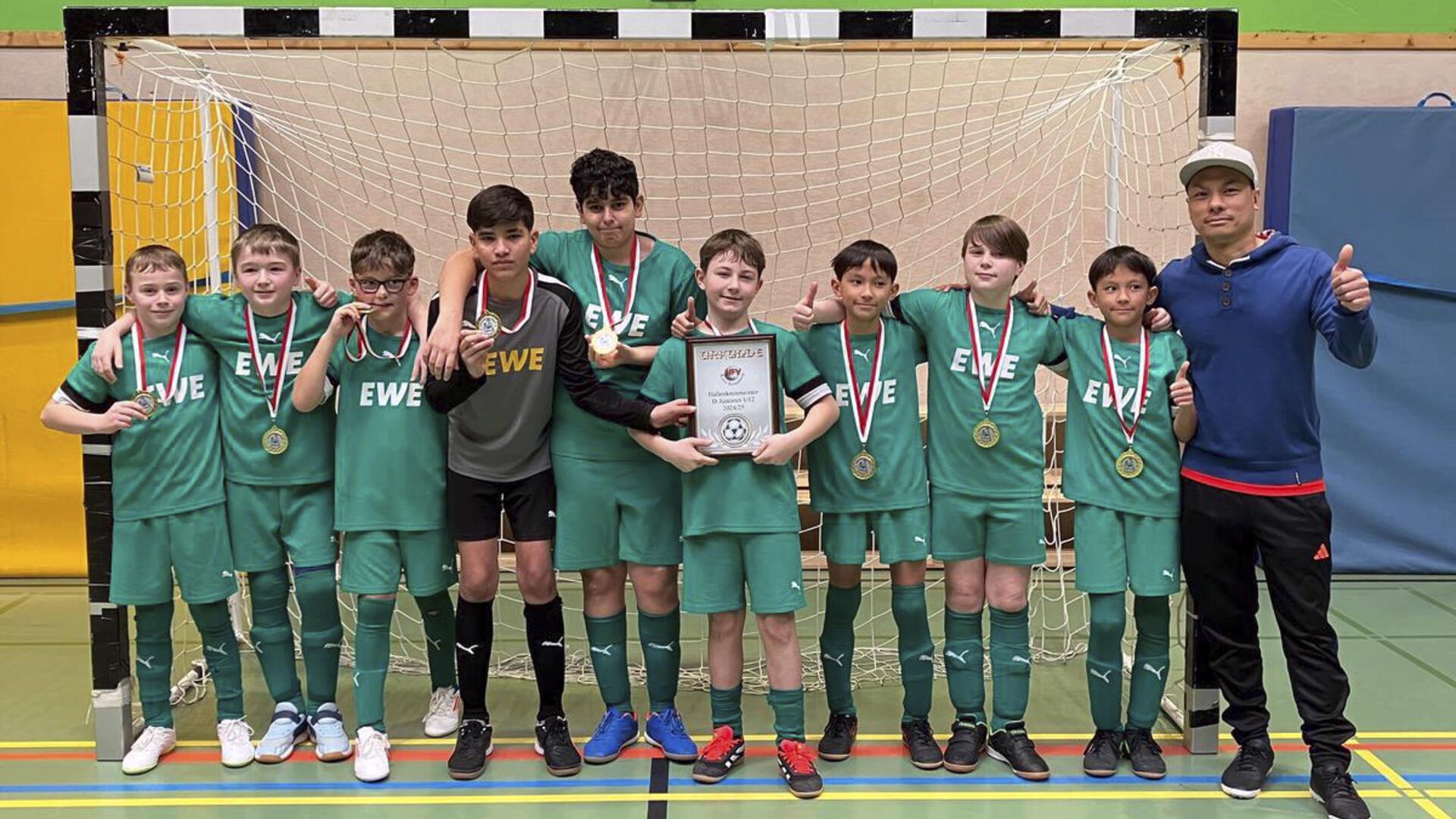 Neuer Fußball-Hallenkreismeister: die U12 des Bremervörder SC mit Trainer Tri Ly.