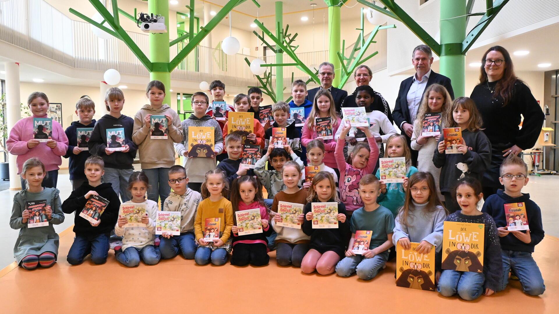 Bücher an Schulklassen der Aue-Mehde-Grundschule verschenkt