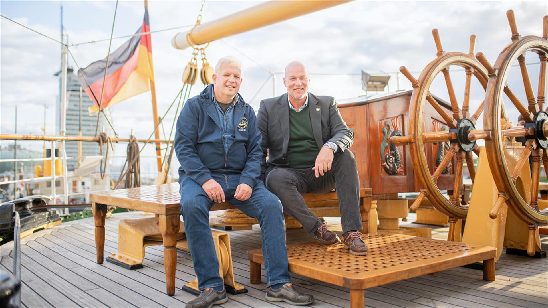 Neuer Mann an Bord: Fördervereinsvorsitzender Michael Hödt und sein neuer kommissarischer Stellvertreter Carsten J. Haake an Deck der „Schulschiff Deutschland“.