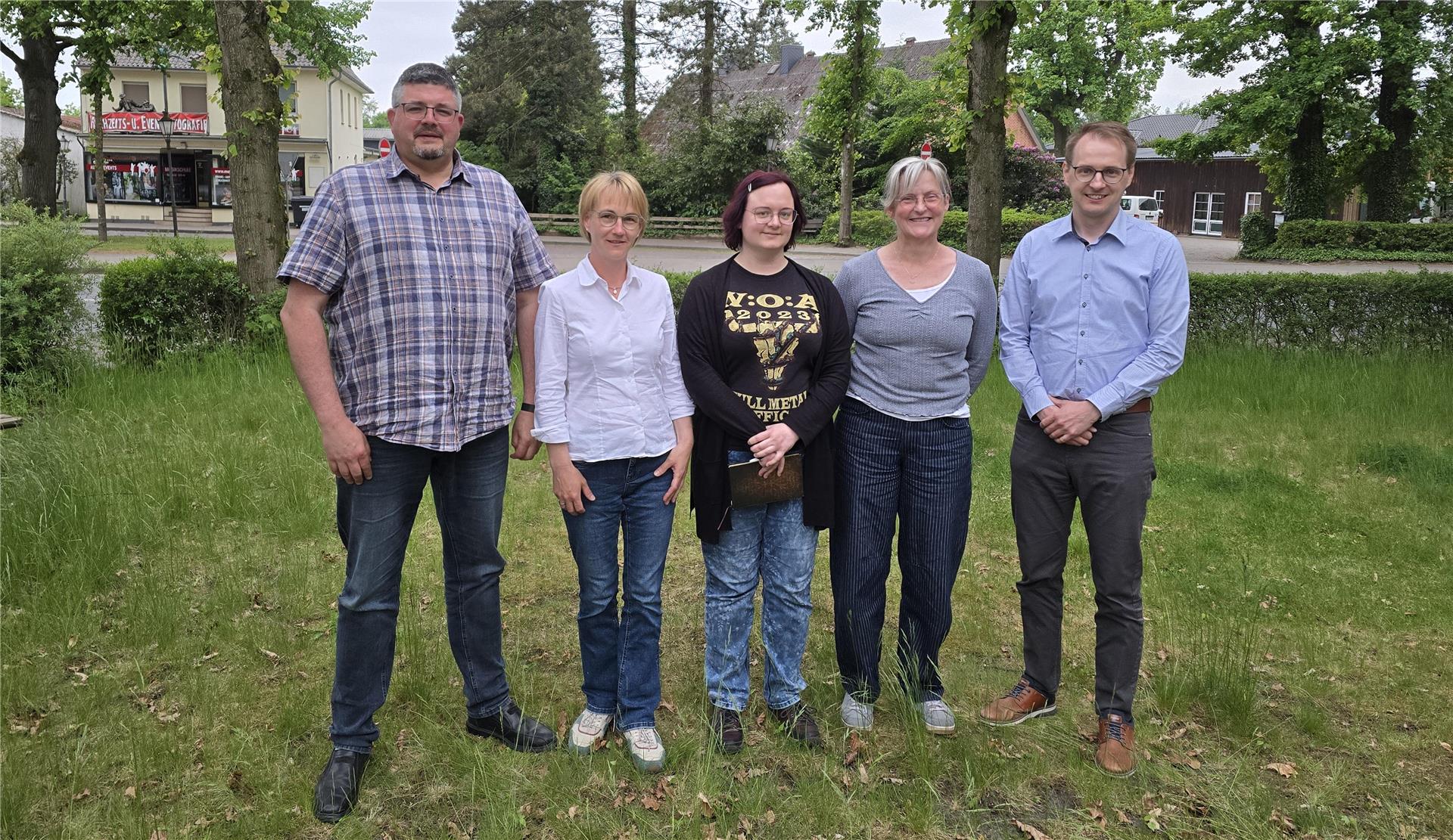 Sprecher, Schriftführer, Beirat und Kassenwart -
von links: Arne Hinniger (Sprecher), Christina Behrens (Sprecherin), Kristin Grube (Schriftführerin), Heinke Schütte-Hamburg (Beirat), EIke Grigat (Kassenwart), Jan Kaiser (Beirat) fehlt.