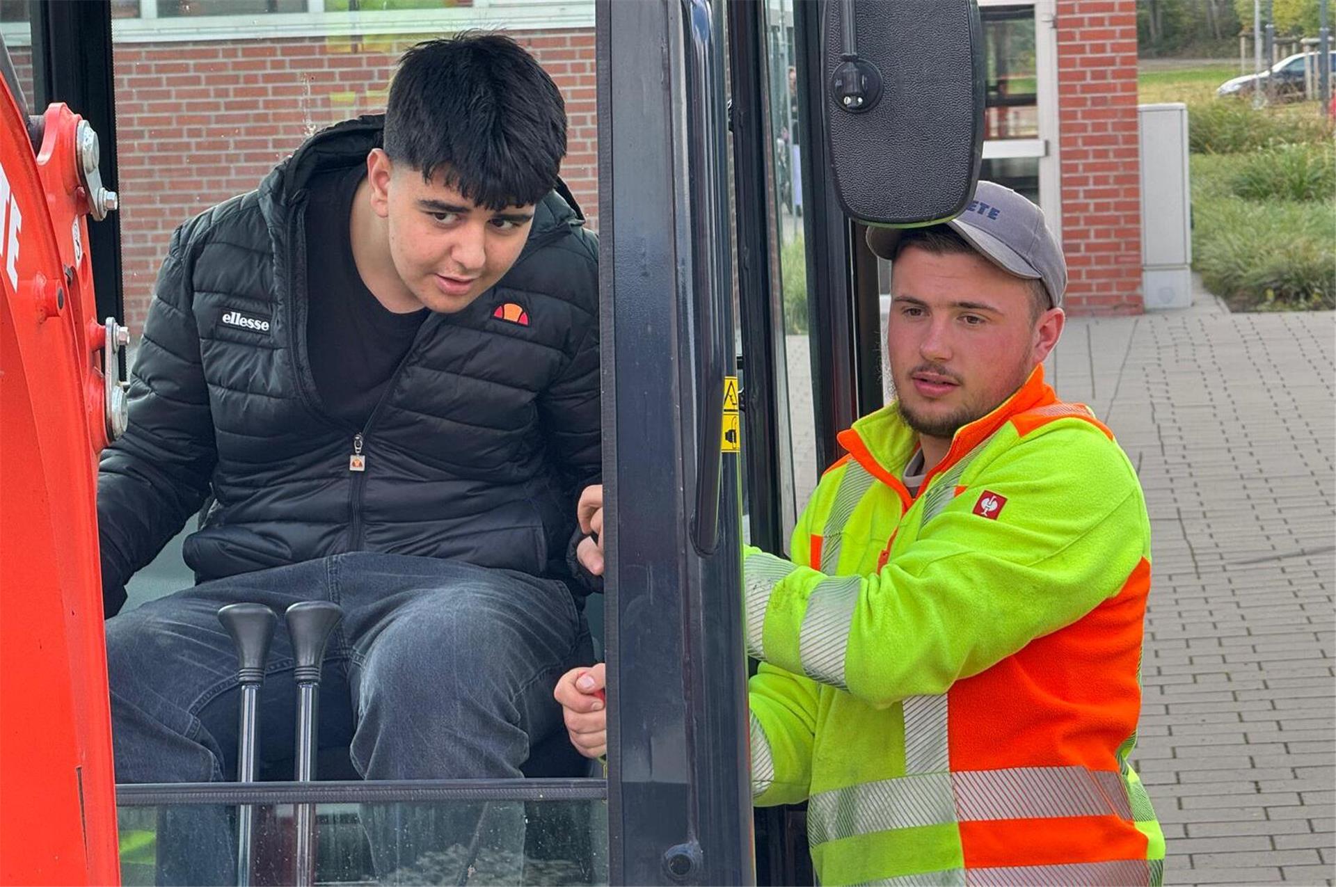 Neuntklässler Reber durfte sich unter Anleitung an einem Minibagger der Firma Kriete & Partner ausprobieren.