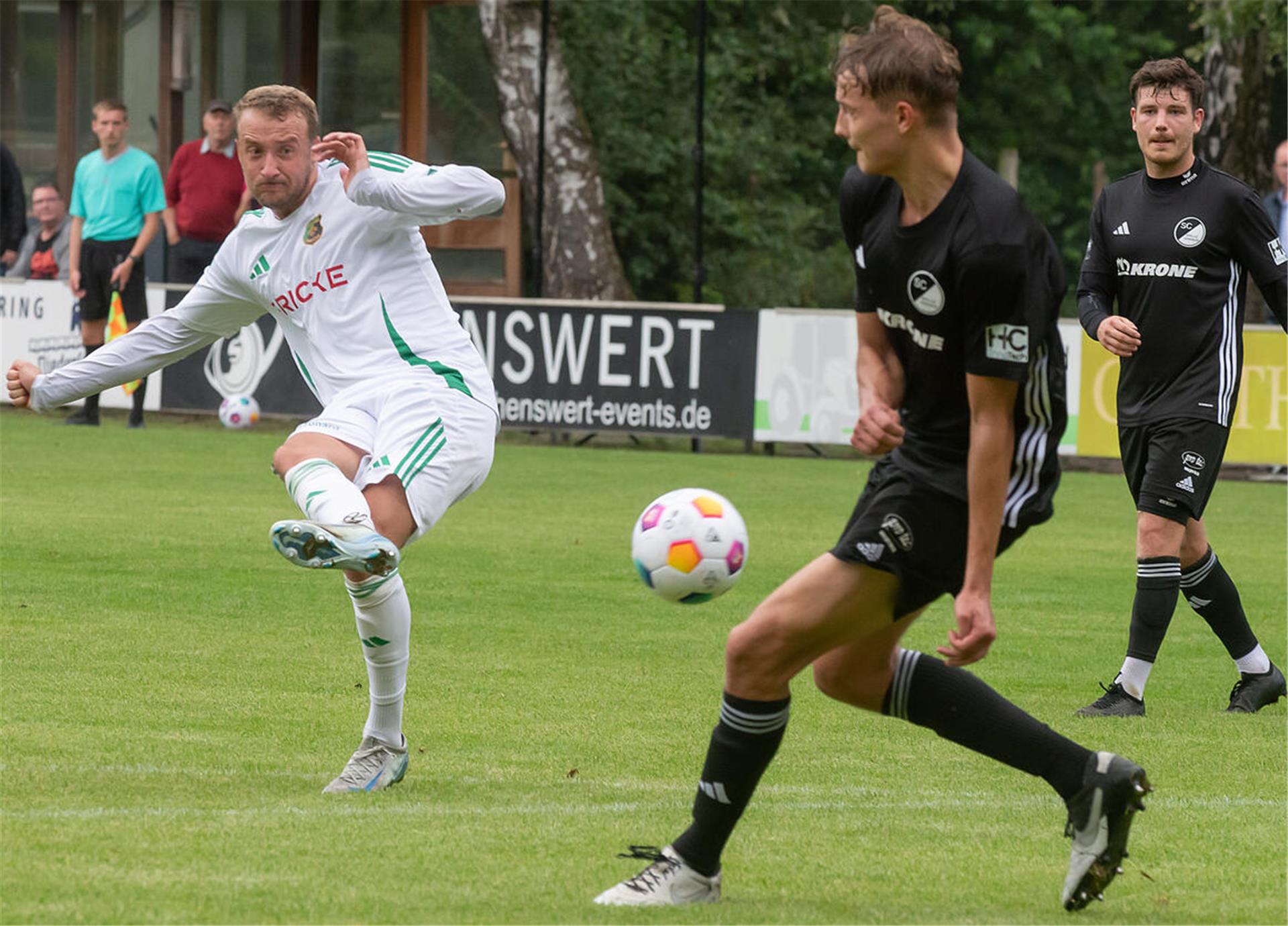 Neuzugang Tom Trebin hatte beim Pokalspiel gegen den SC Spelle-Venhaus die Fäden im Heeslinger Mittelfeld fest in der Hand. Er dürfte in der neuen Saison zum Denker und Lenker im Mittelfeld des Oberligisten werden.