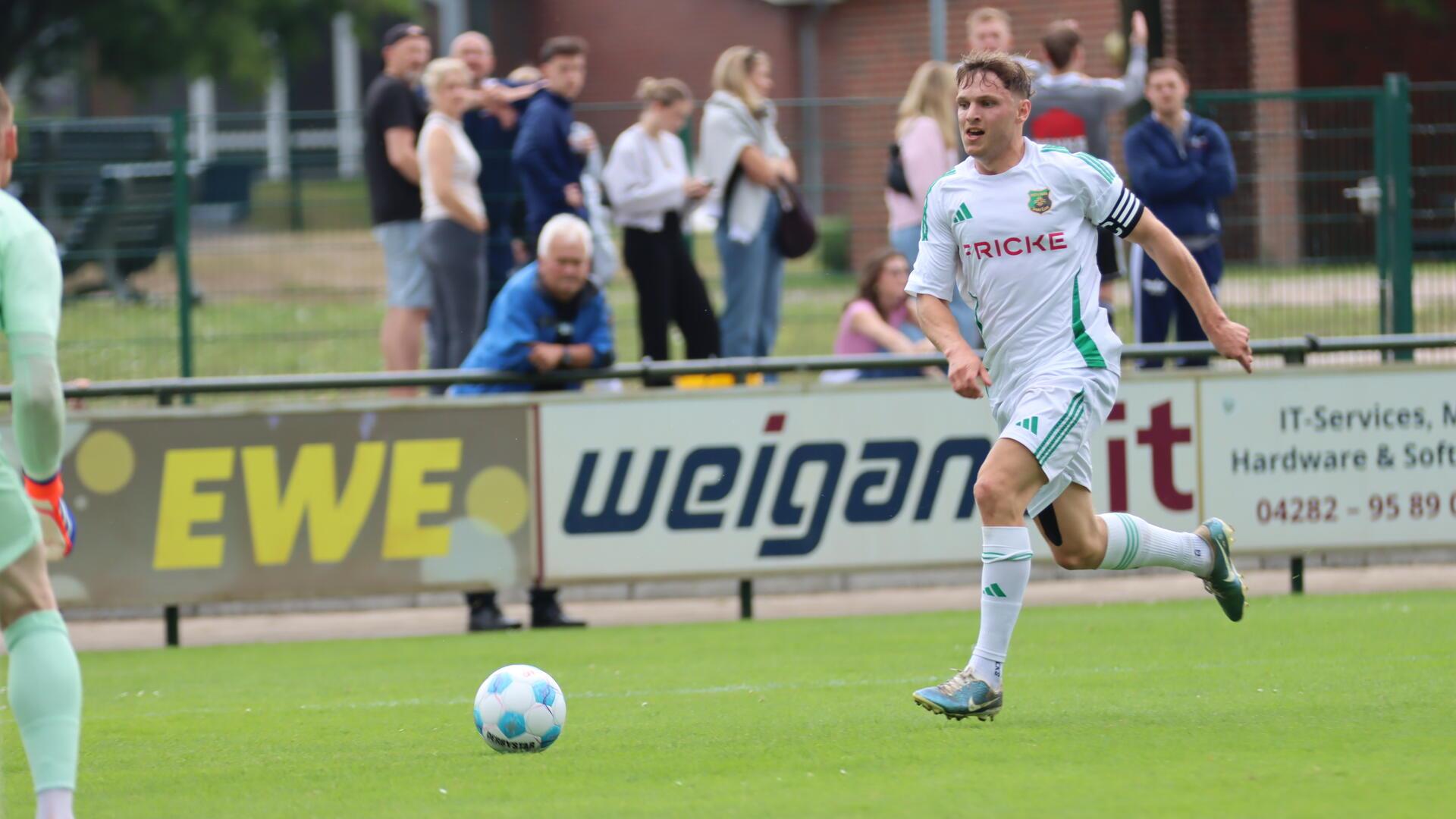 Neuzugang Wolfgang Pesch durfte in der ersten Halbzeit die Kapitänsbinde tragen und traf auch noch zum 2:0 für den Oberligisten aus Heeslingen.