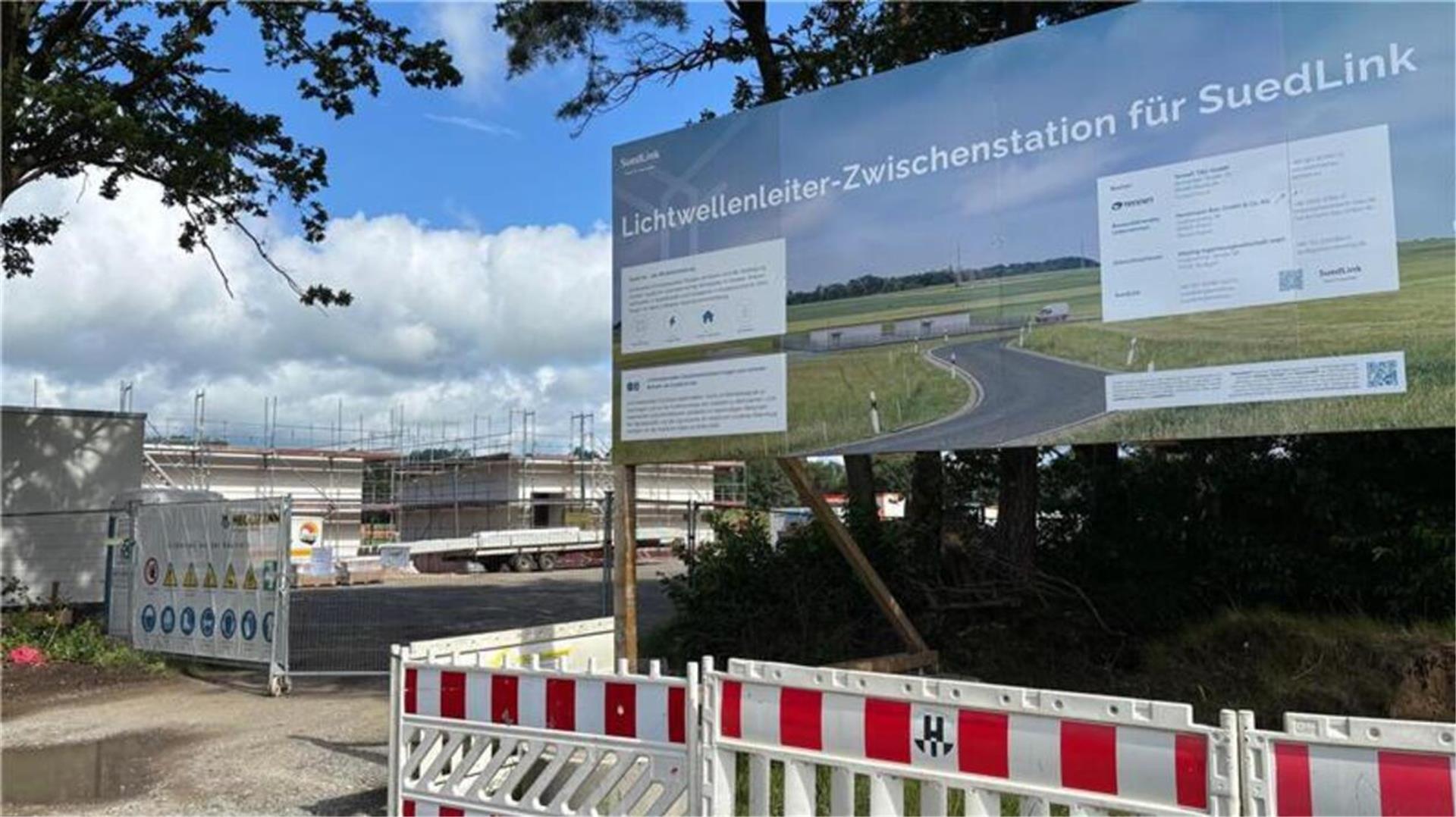 Nicht nur Kabel gehören zu Suedlink, sondern auch Gebäude wie hier zwischen Fehrenbruch und Farven. 