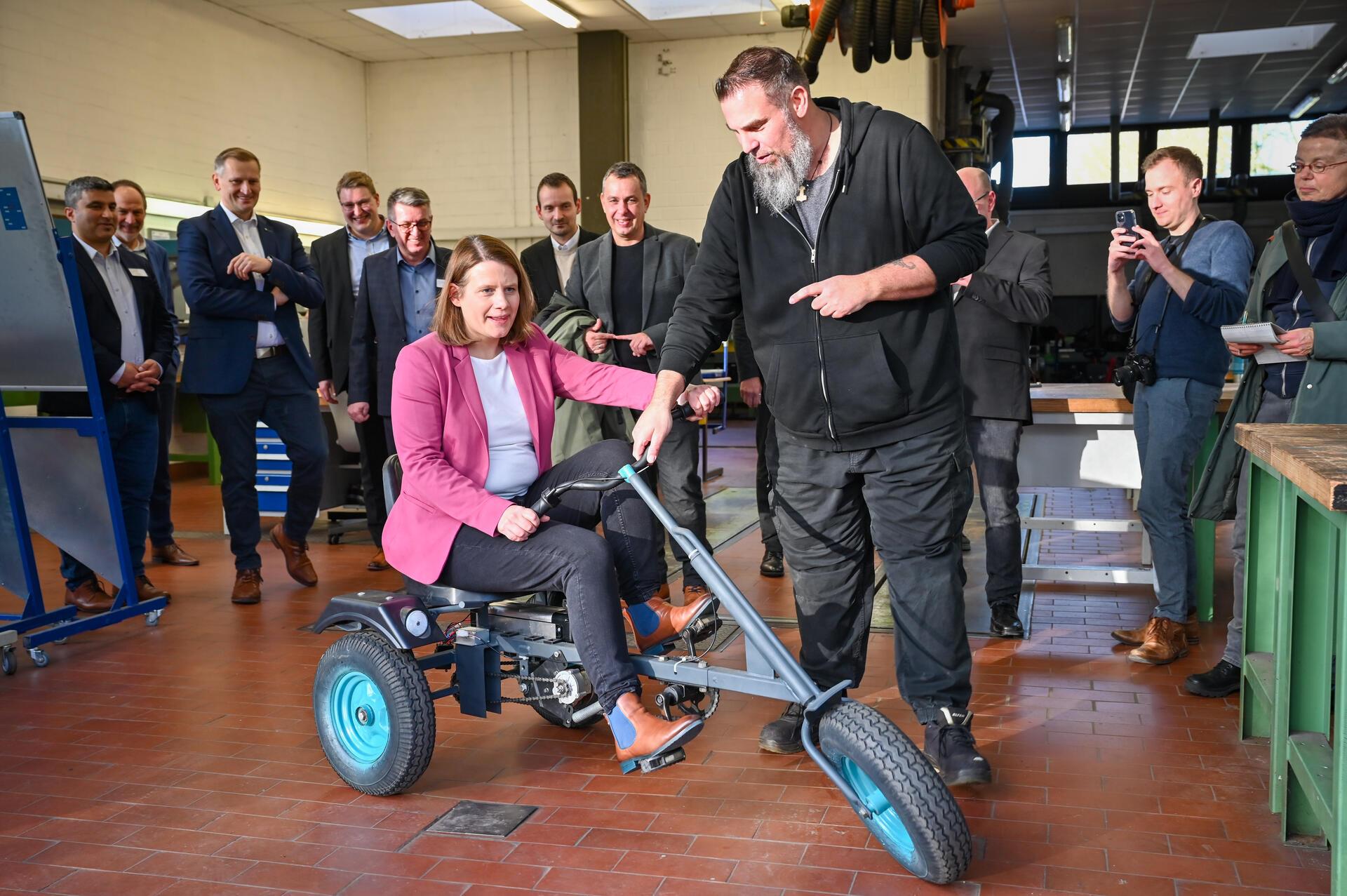 Nicht nur das Startchancen-Programm nimmt Fahrt auf, auch Kultusministerin Julia Willie Hamburg: In der Metallwerkstatt der BBS Schiffdorf wagte sie eine Probefahrt auf einem selbst gebauten Elektro-Kettcar.