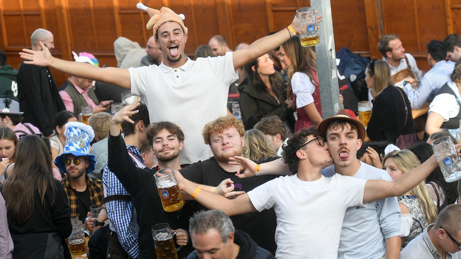 Gäste feiern im Biergarten des Hofbräuzelt auf dem Oktoberfest. Die 190. Wiesn findet vom 20. September bis 5. Oktober auf der Münchner Theresienwiese statt.