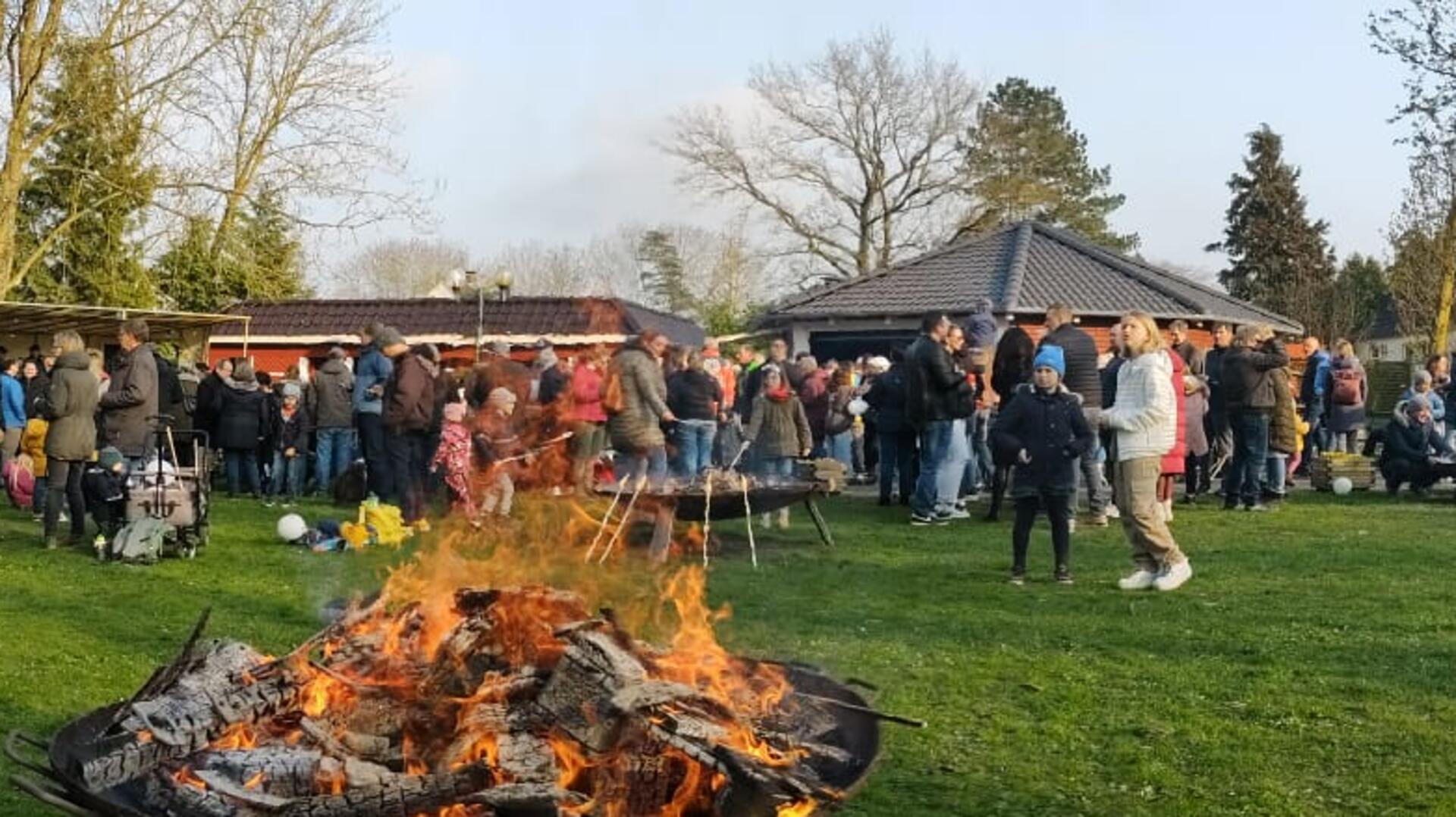 Nicht nur zu Ostern, sondern immer, wenn es gemütlich werden soll, werden im Amtsgarten Dorum die Feuerschalen rausgeholt.