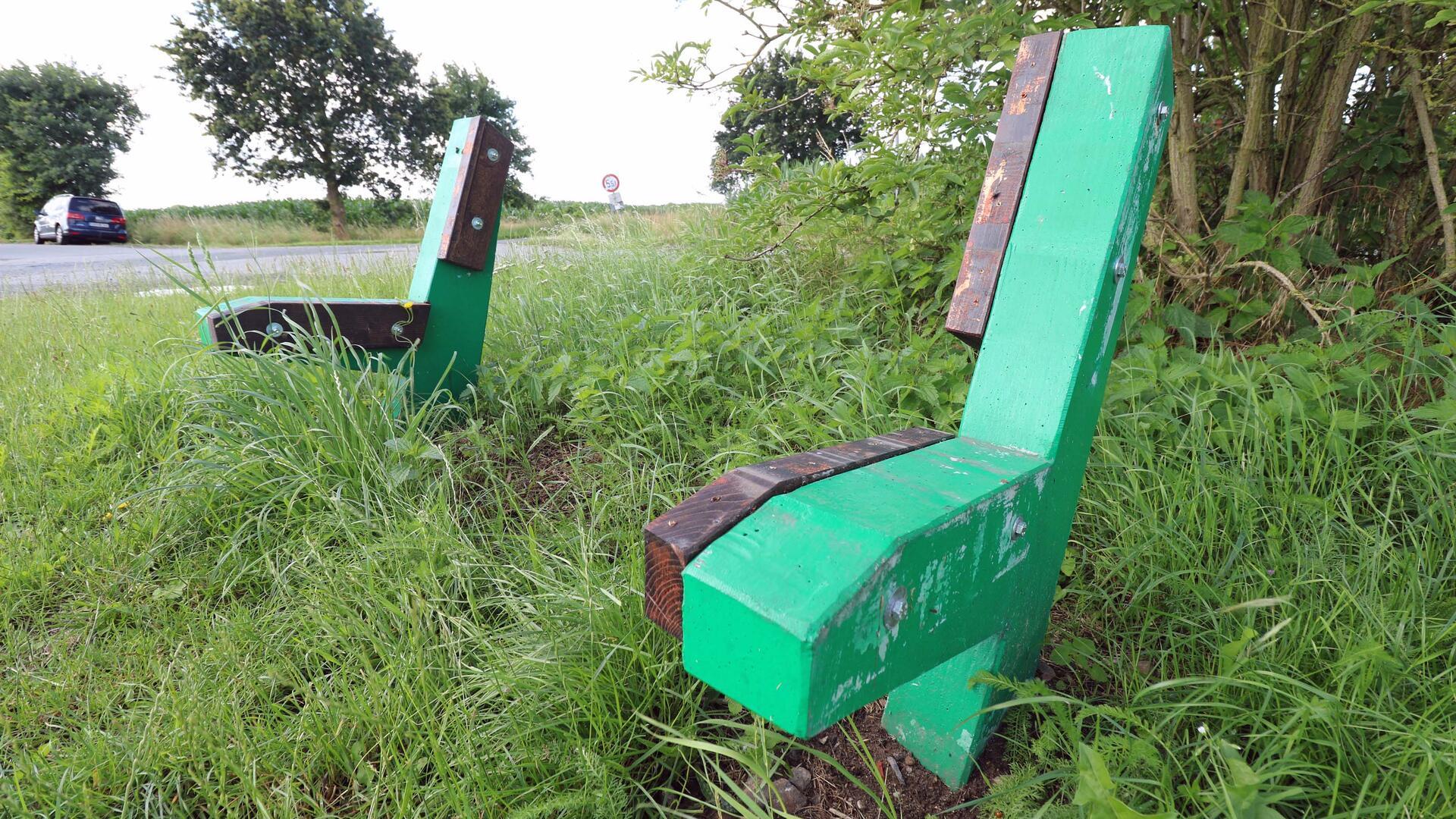 Nicht zerstört, sondern einfach abgebaut haben Unbekannte die Sitzfläche und die Lehne an dieser Ruhebank in der Uthleder Feldmark.