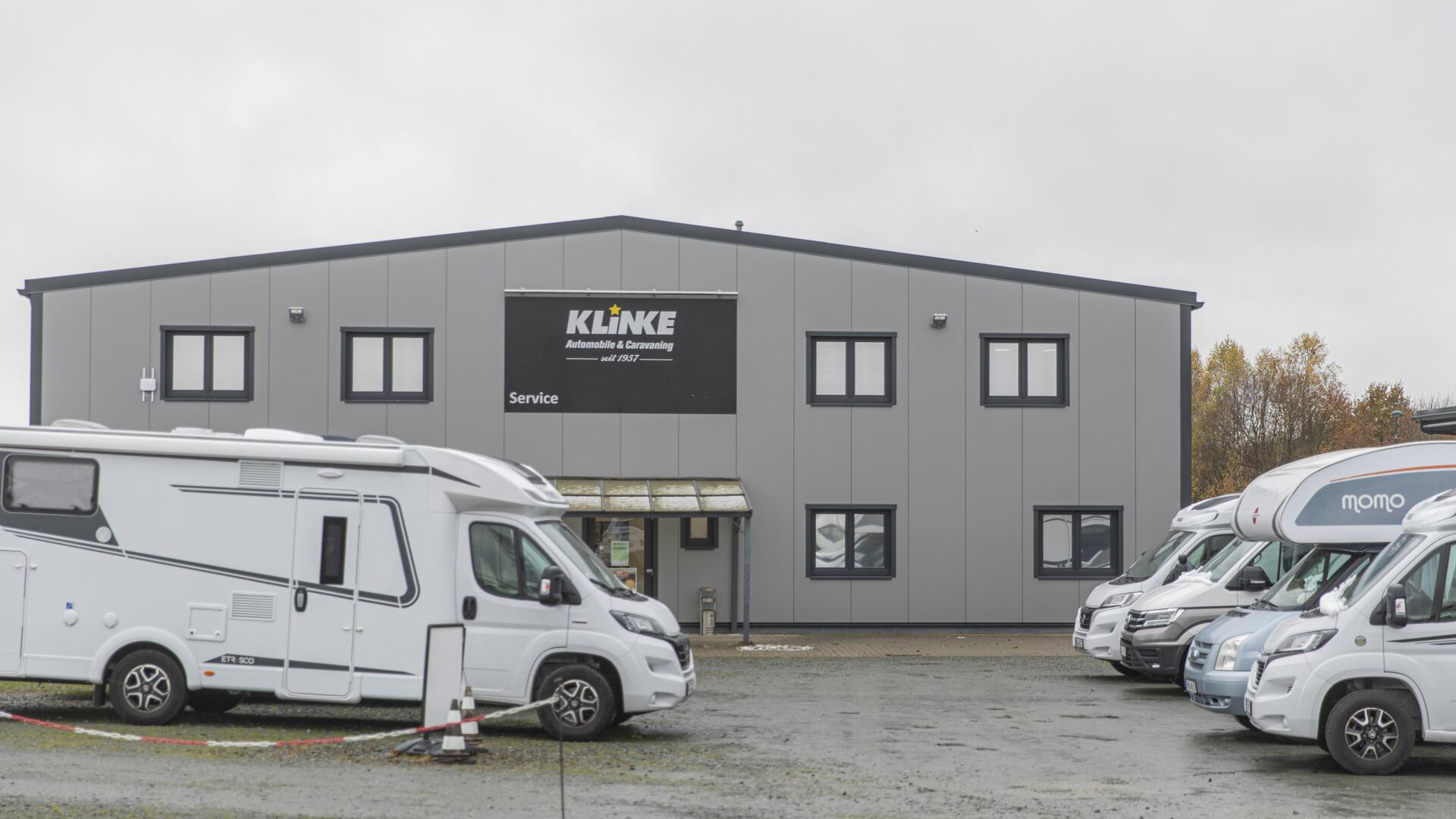 Blick auf ein Haus und Camper: Nicht zu retten: Das Caravanhaus Klinke in Loxstedt stellt den Betrieb ein.