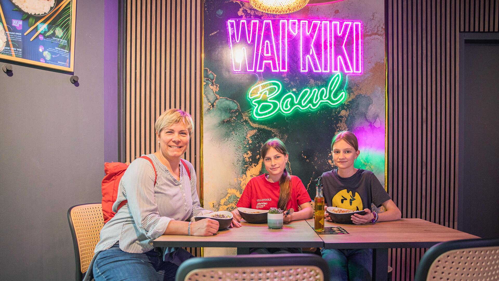 Nicole Grobe, Tochter Nena und Matilda Ott genießen die frische Bowl-Vielfalt im neuen Wai'Kiki Bowl. Sie machen Urlaub in Bremerhaven und stammen aus dem Hunsrück in Rheinland-Pfalz.