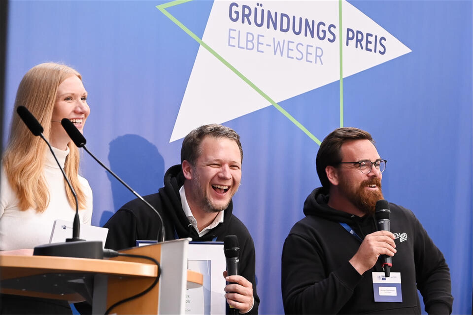 Niklas Haller und Michael Frankenbach sichern sich mit ihrem „Oken"-Schnaps den Sonderpreis für Kreativität.