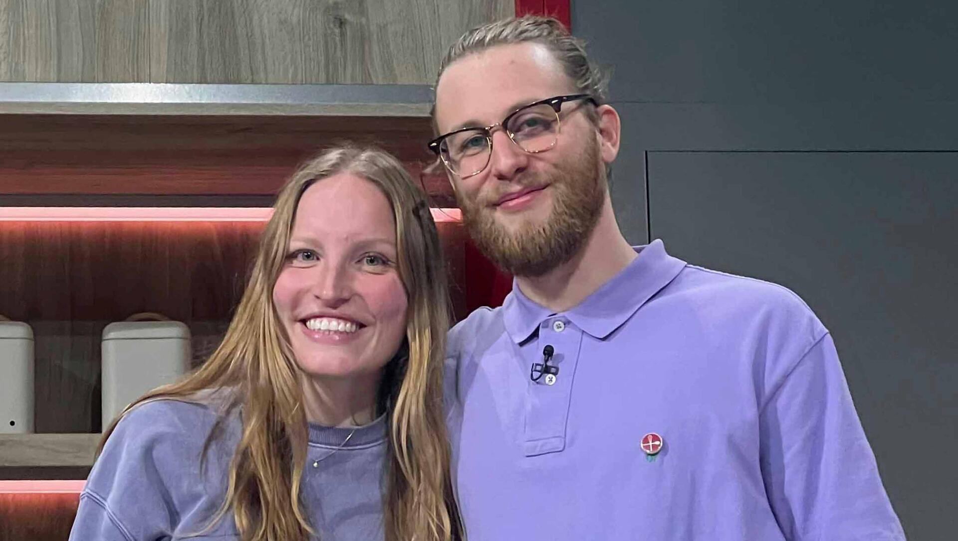 Ein Mann und eine Frau stehen am Herd