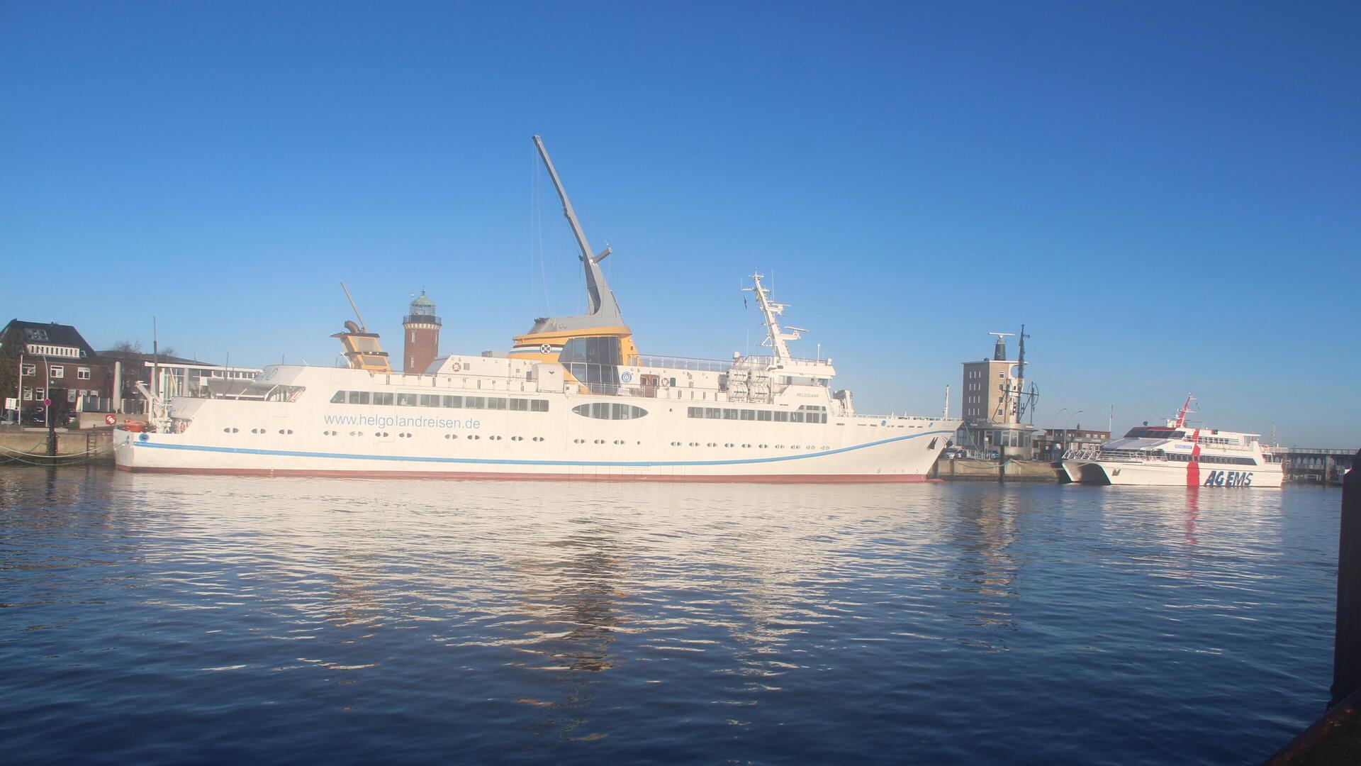 Noch liegt die "Helgoland" an der Innenkante Alte Liebe, aber es ist absehbar, wann sie den Helgoland-Dienst wieder aufnimmt.