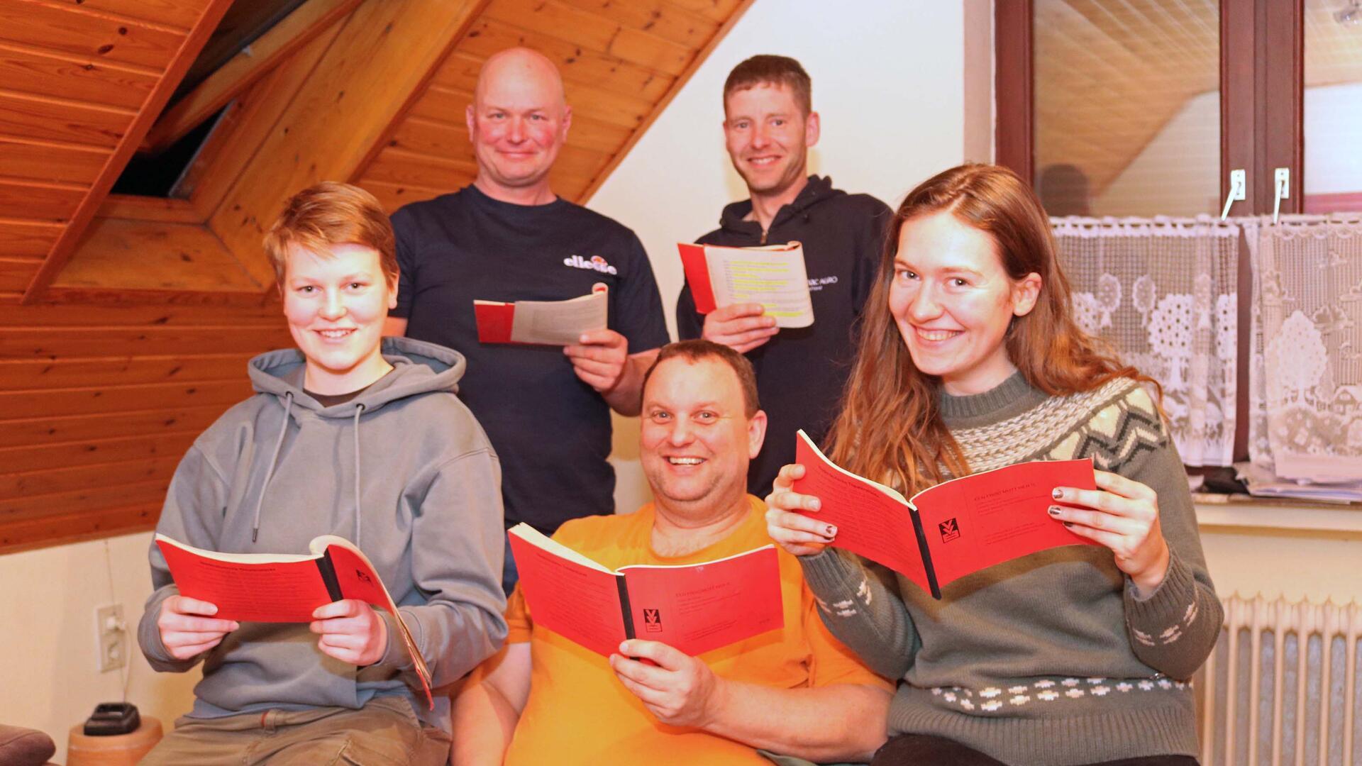 Noch üben sie in ihren Wohnungen, die Theaterspieler aus Wersabe. Anfang April geht es auf die Bühne. Von links, vorn Sinja Haaren, Andreas Metzner, Kristin von Hollen, hinten Timo Henke und Dirk Haaren, fehlend Bianka Bolte.