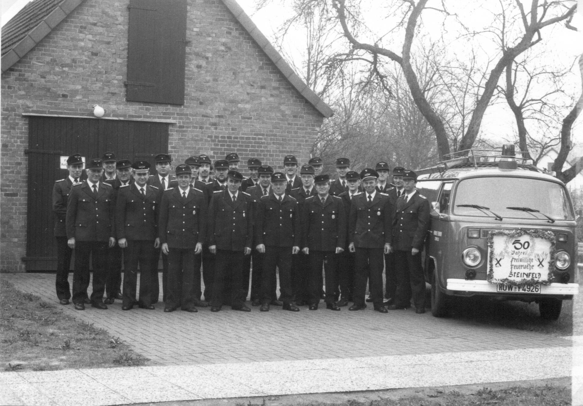 Noch vor der alten Feuerwehr wurde das Gruppenfoto zum 50. Jubiläum gemacht. Mittlerweile sind die Feuerwehrleute umgezogen und die Wache im Dorfgemeinschaftshaus integriert.