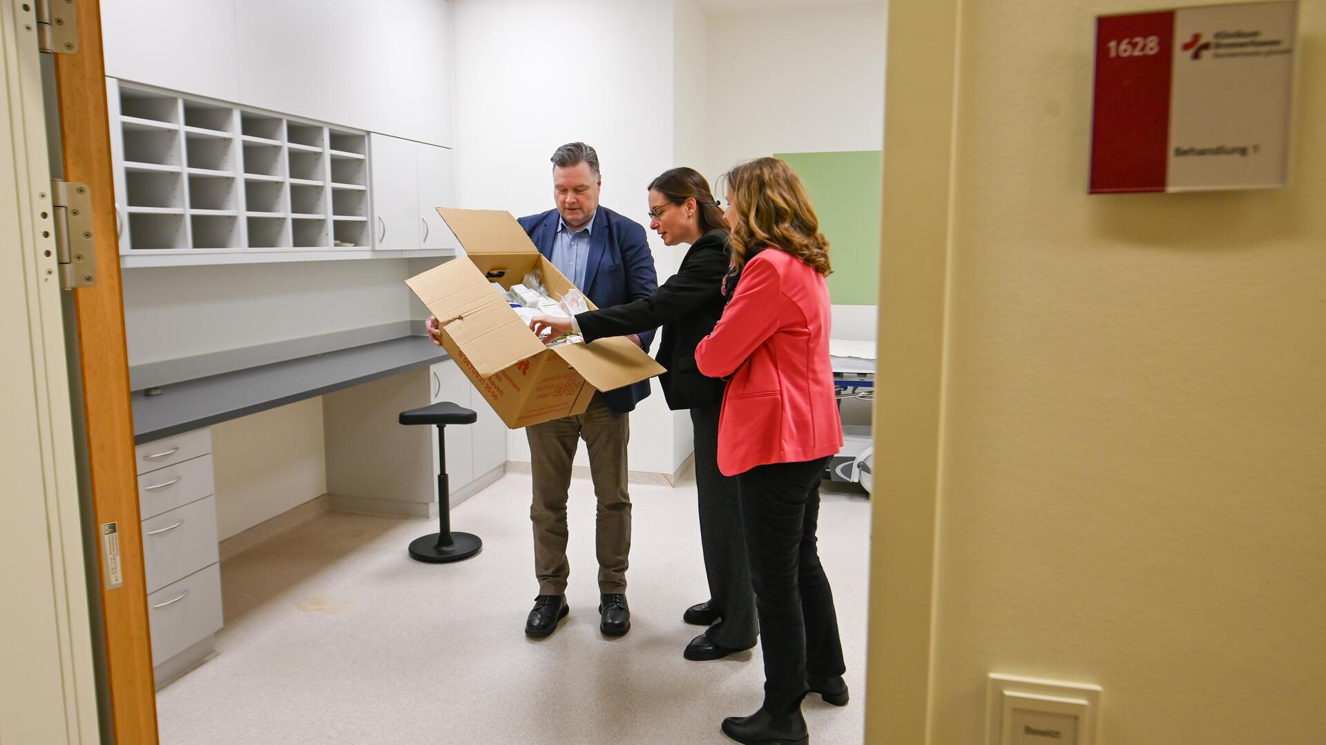 Noch werden die letzten Kartons ausgepackt, doch am Montag um 19 Uhr startet der Bereitschaftsdienst am neuen Standort im Klinikum Bremerhaven-Reinkenheide.