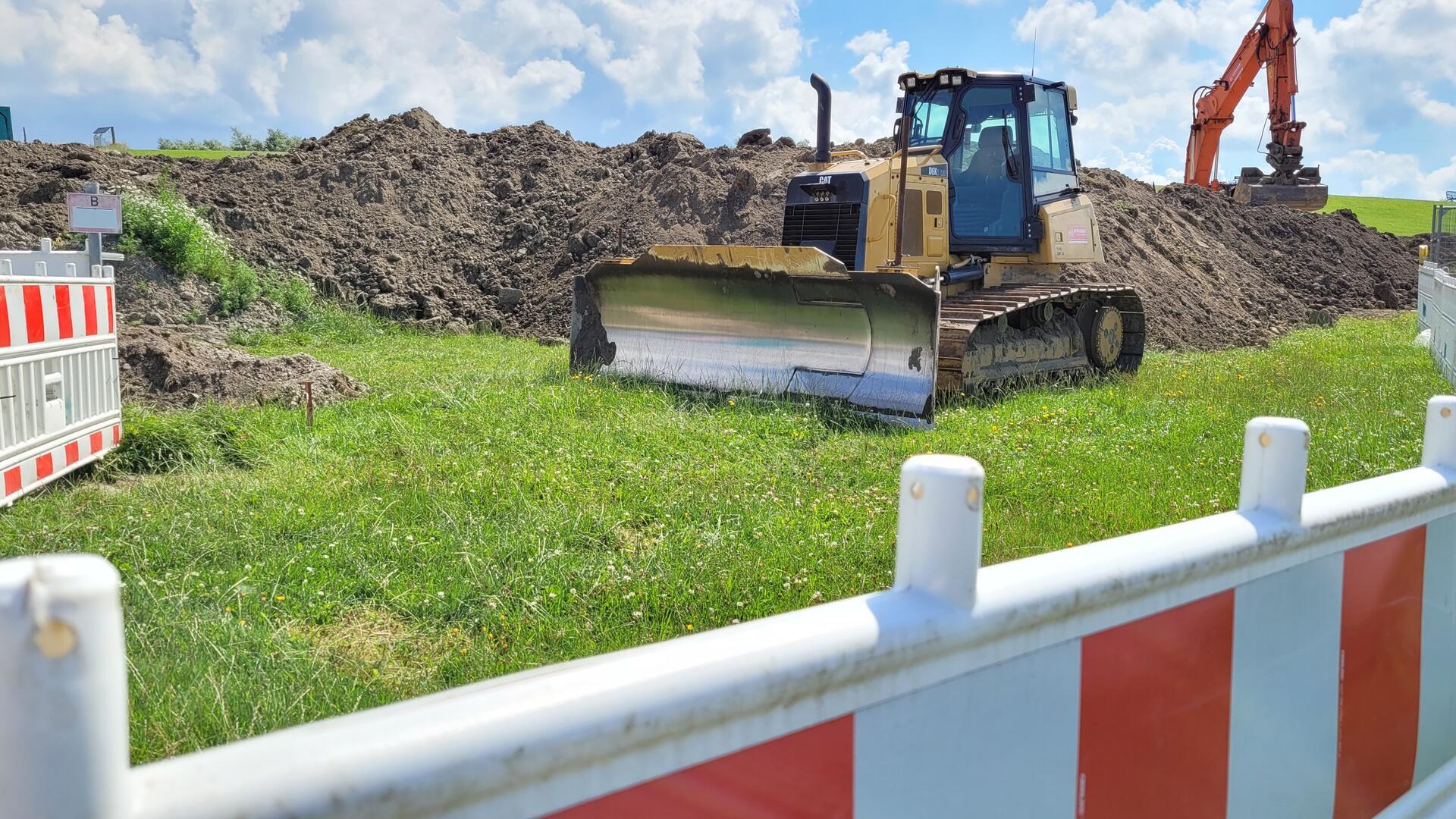 Nördlich des Kutterhafens in Dorum-Neufeld wird aktuell an einem 500 Meter langen Abschnitt des Deichverteidigungsweges zwischen Bremerhaven und Cuxhaven gebaut.