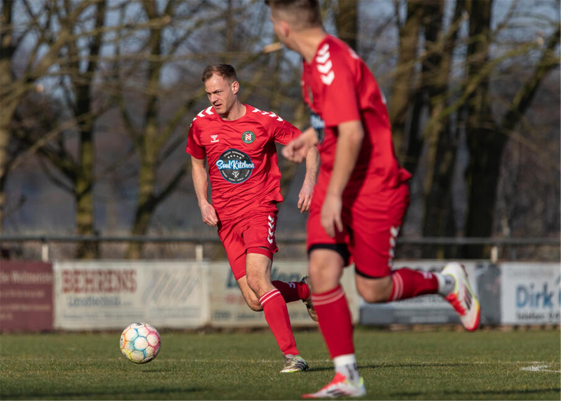Nordheide-Torjäger Christopher Mönkehues (links) und seine Mitspieler wollen gegen Schlusslicht Karlshöfen drei weitere Punkte im Abstiegskampf holen. 