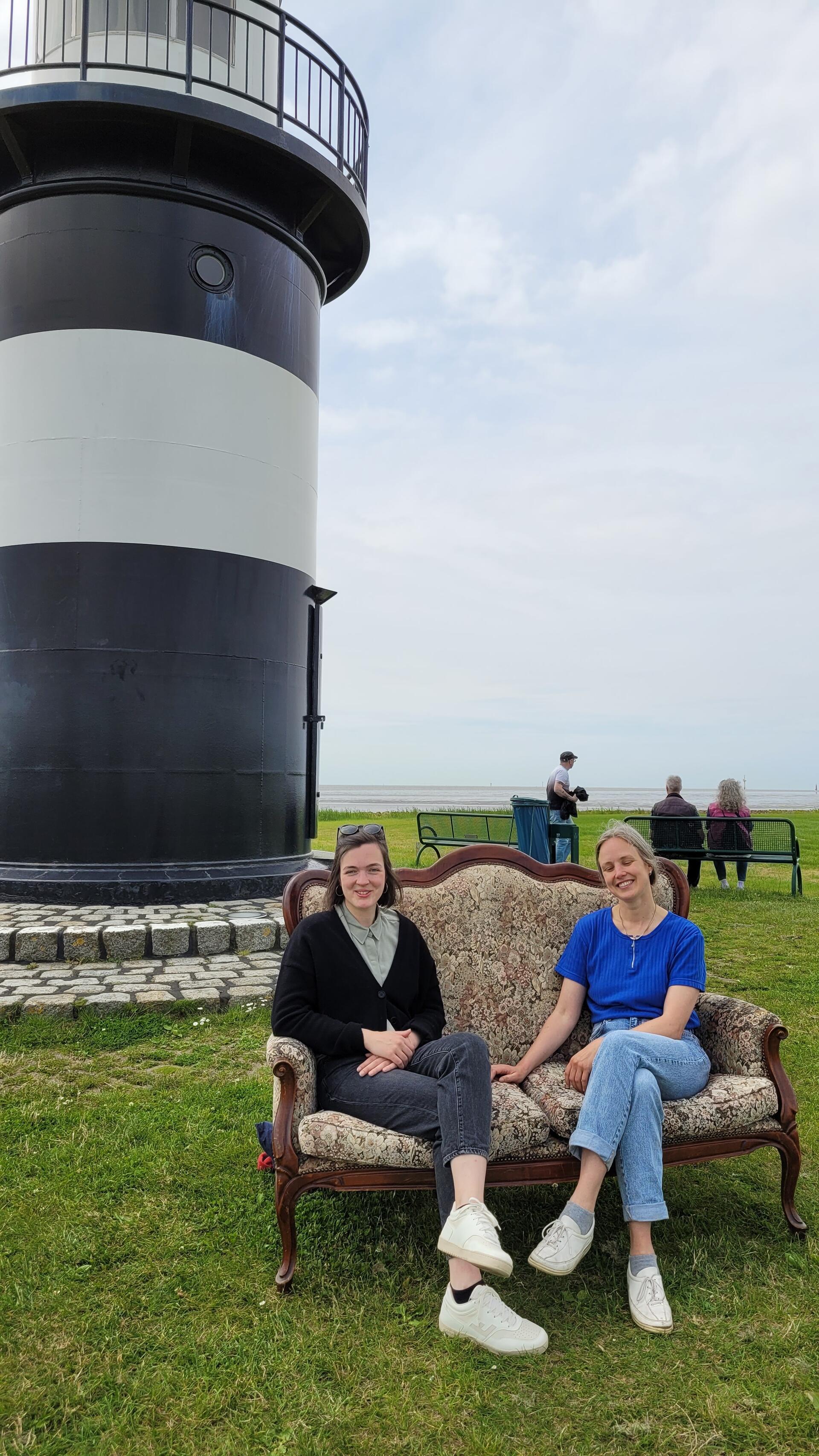 Normalerweise stehen Saskia Stöwing (links) und Ulla Puckhaber hinter dem Kultursofa Wurster Nordseeküste. Hier haben die beiden Organisatorinnen ausnahmsweise selbst mal Platz genommen.