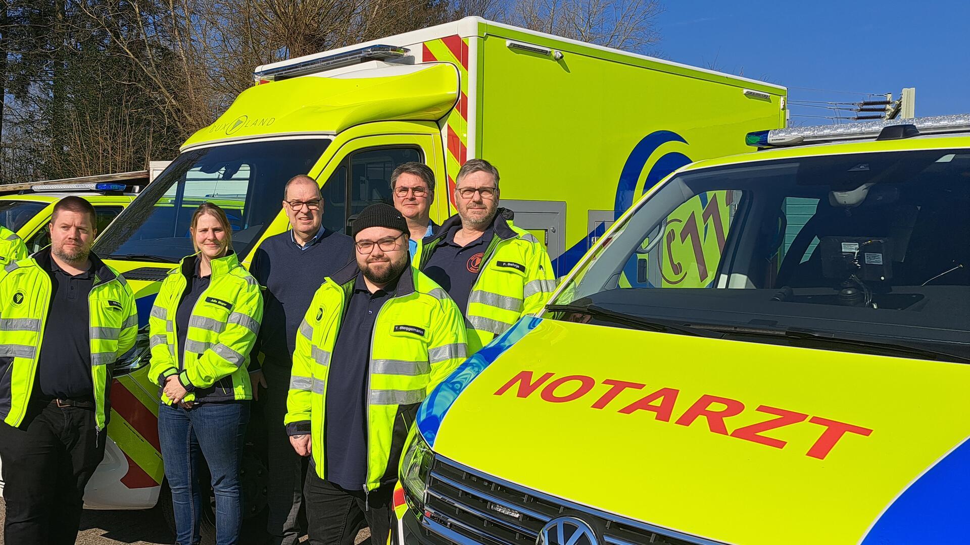 Notfallsanitäter mit RDC-Geschäftsführer Lars Oehmke (2.v.l.) und Landrat Thorsten Krüger (SPD/Mitte) an der neuen Geschäftsstelle in Beverstedt.